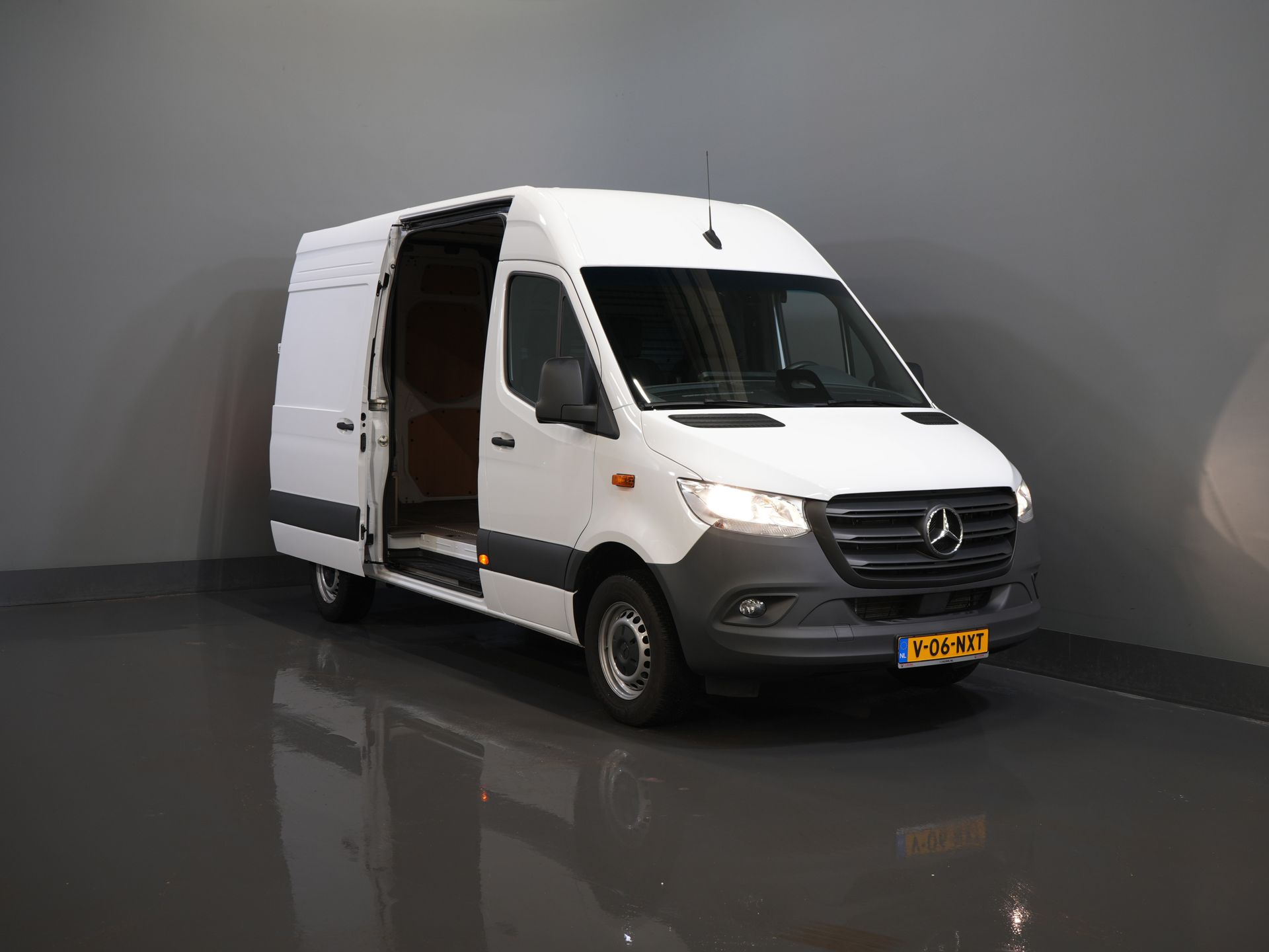 Mercedes-Benz Sprinter Bestelbus 317 CDI Aut. L2H2 BPM VRIJ! 3.5t Trekverm./ Gev.Stoel/ 270 Gr.Deuren/ Stoelverw./ Navi/ Camera/ Cruise/ Airco/ DAB 8