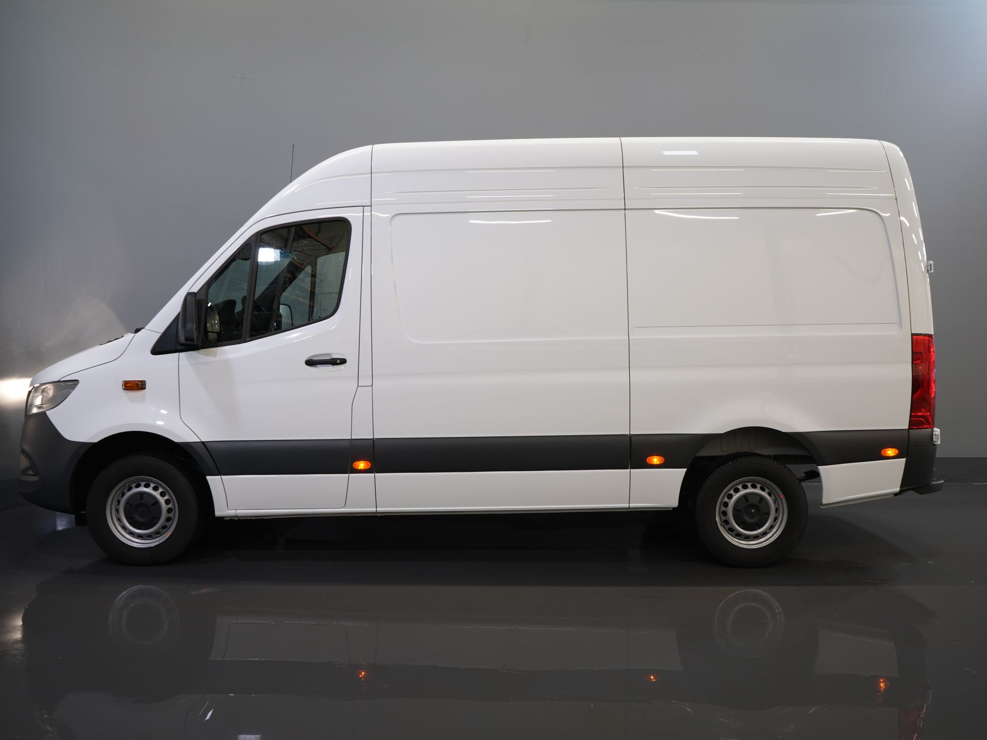 Mercedes-Benz Sprinter Bestelbus 317 CDI Aut. L2H2 BPM VRIJ! 3.5t Trekverm./ Gev.Stoel/ 270 Gr.Deuren/ Stoelverw./ Navi/ Camera/ Cruise/ Airco/ DAB 9