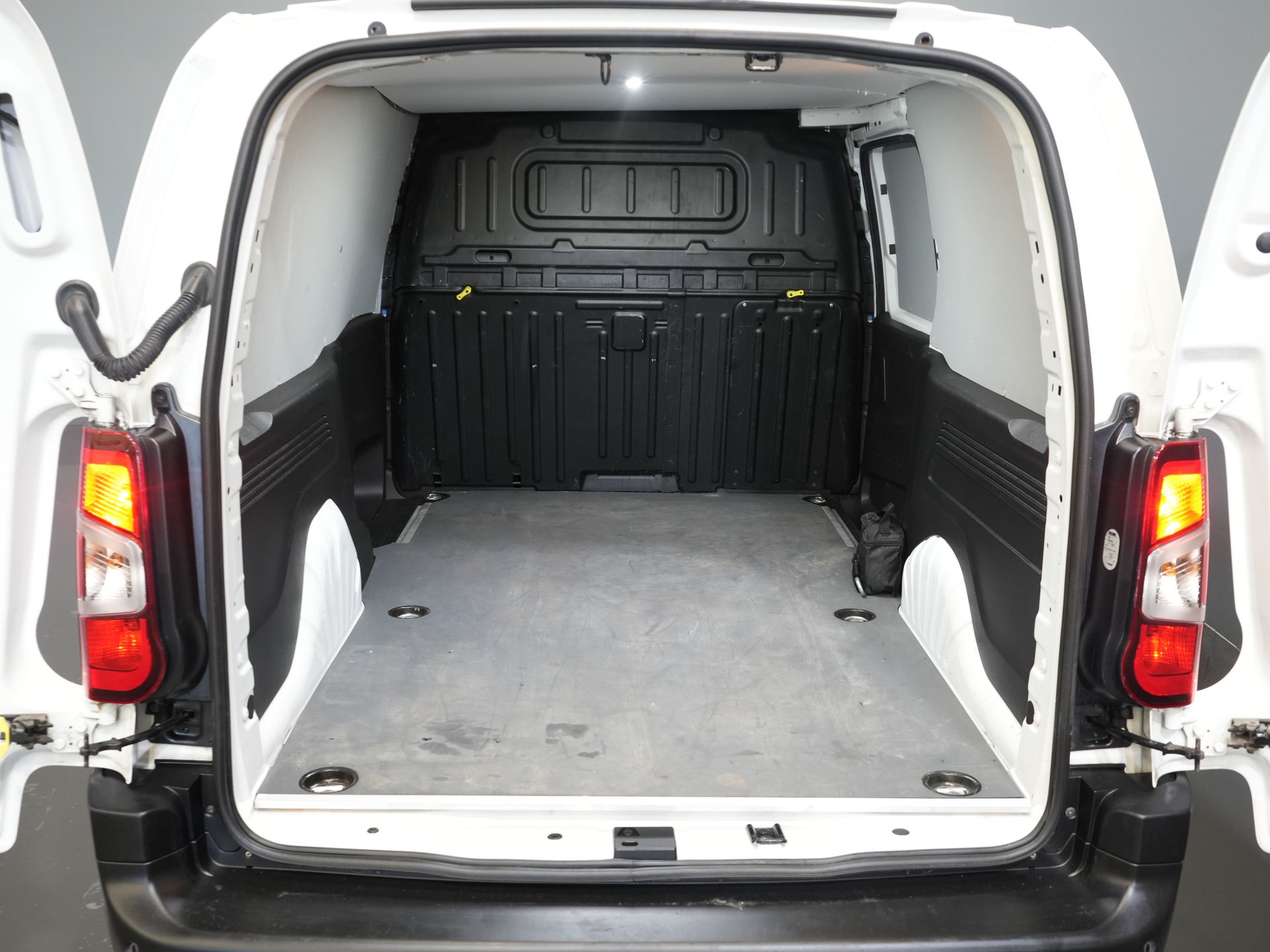 Toyota PROACE CITY Bestelbus 1.5 D-4D 130 PK Aut. 3 Pers./ Carplay/ Airco/ Camera/ Standkachel/ LMV/ Trekhaak/ Cruise 14