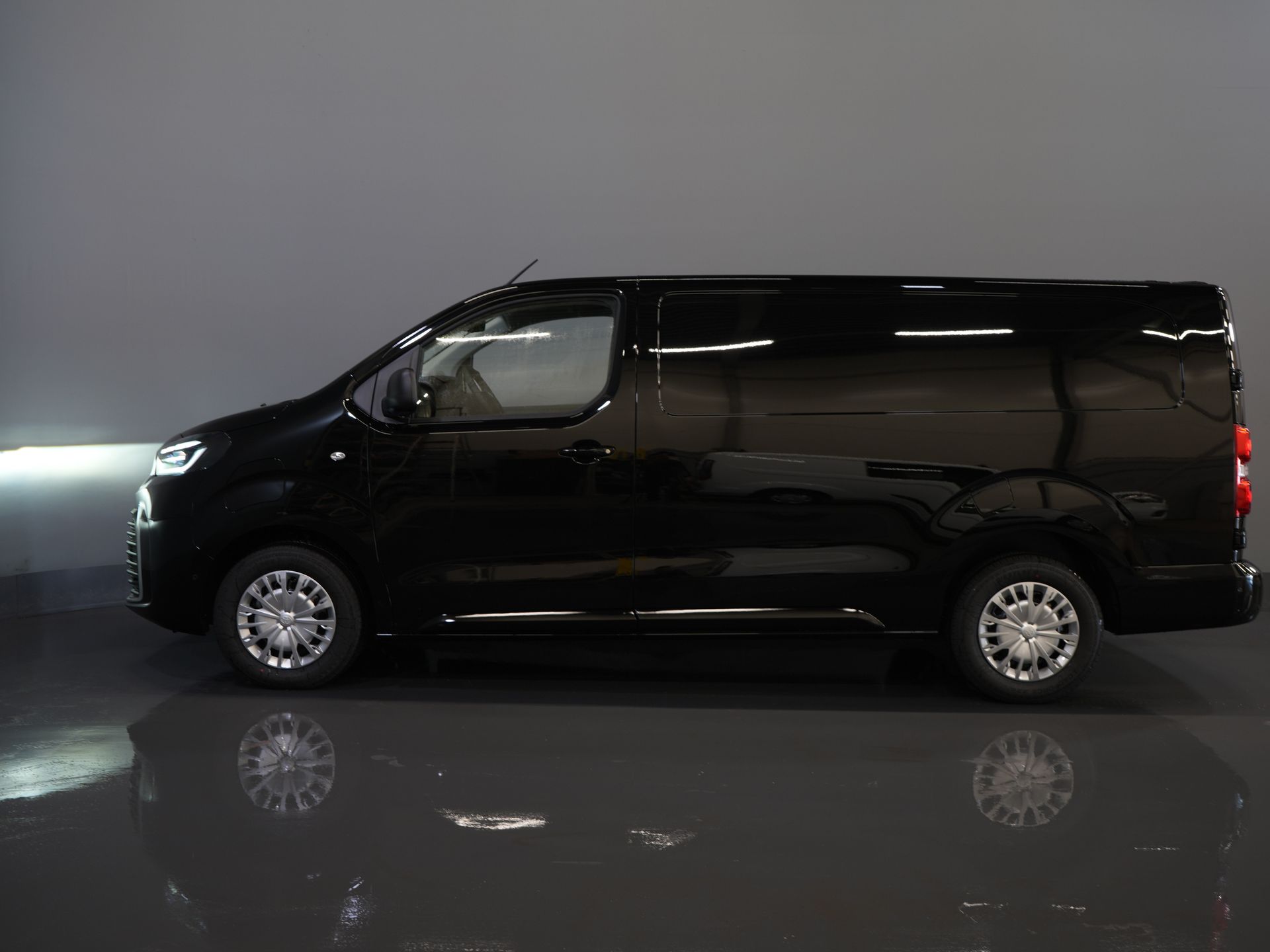 Toyota PROACE Electric Worker Bestelbus 75 kWh L3 345 km WLTP LED/ Snellader/ Keyless/ Adapt.Cruise/ Stuurverw./ Stoelverw./ Navi/ Carplay/ Camera/ PDC/ Airco 9