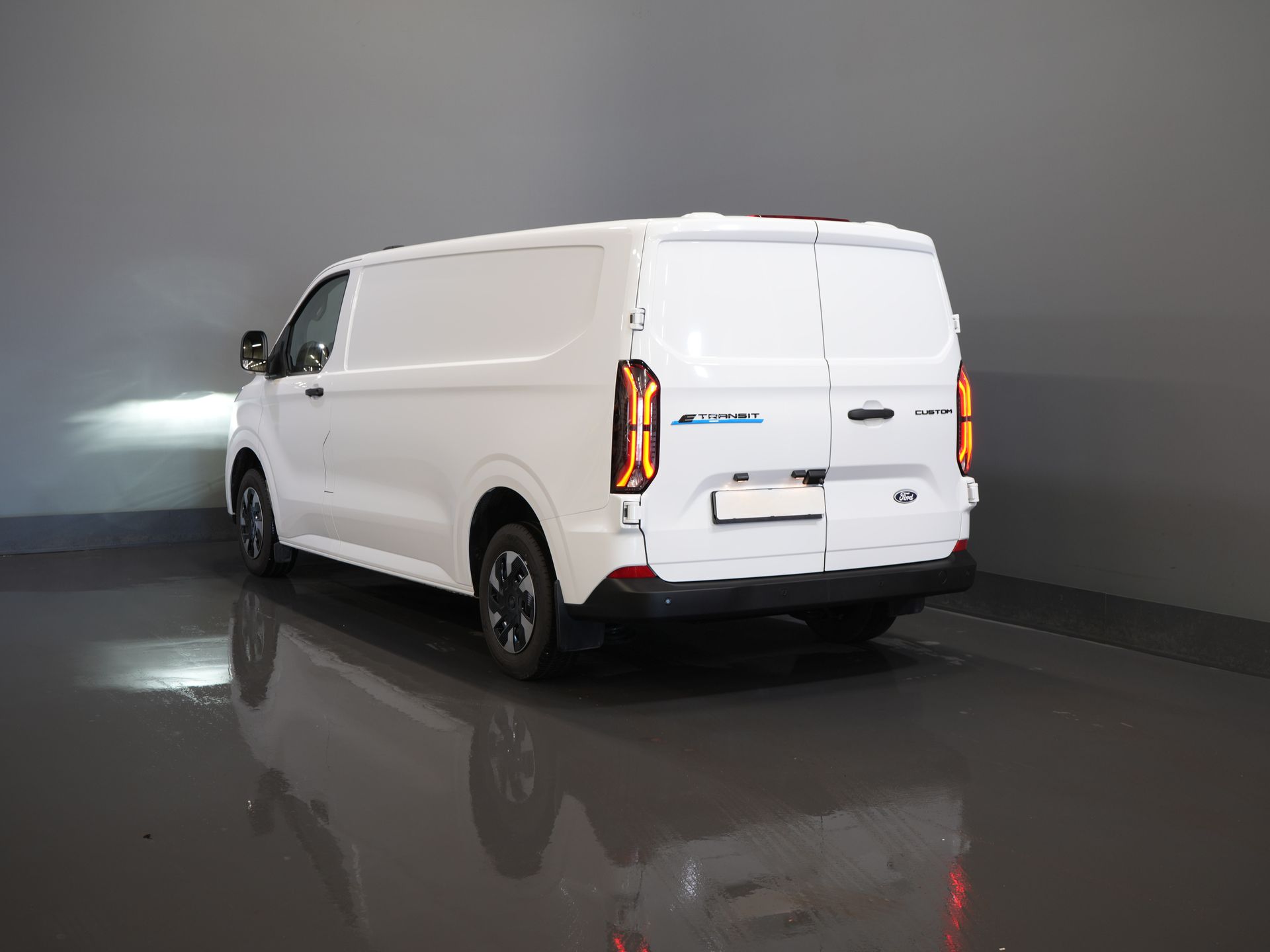 Ford E-Transit Custom Bestelbus L2 Trend 65 kWh 330km WLTP LED/ Standkachel/ Snellader/ 2.3t Trekverm./ Stuurverw./ Stoelverw./ Carplay/ Climate/ PDC/ Cruise 1
