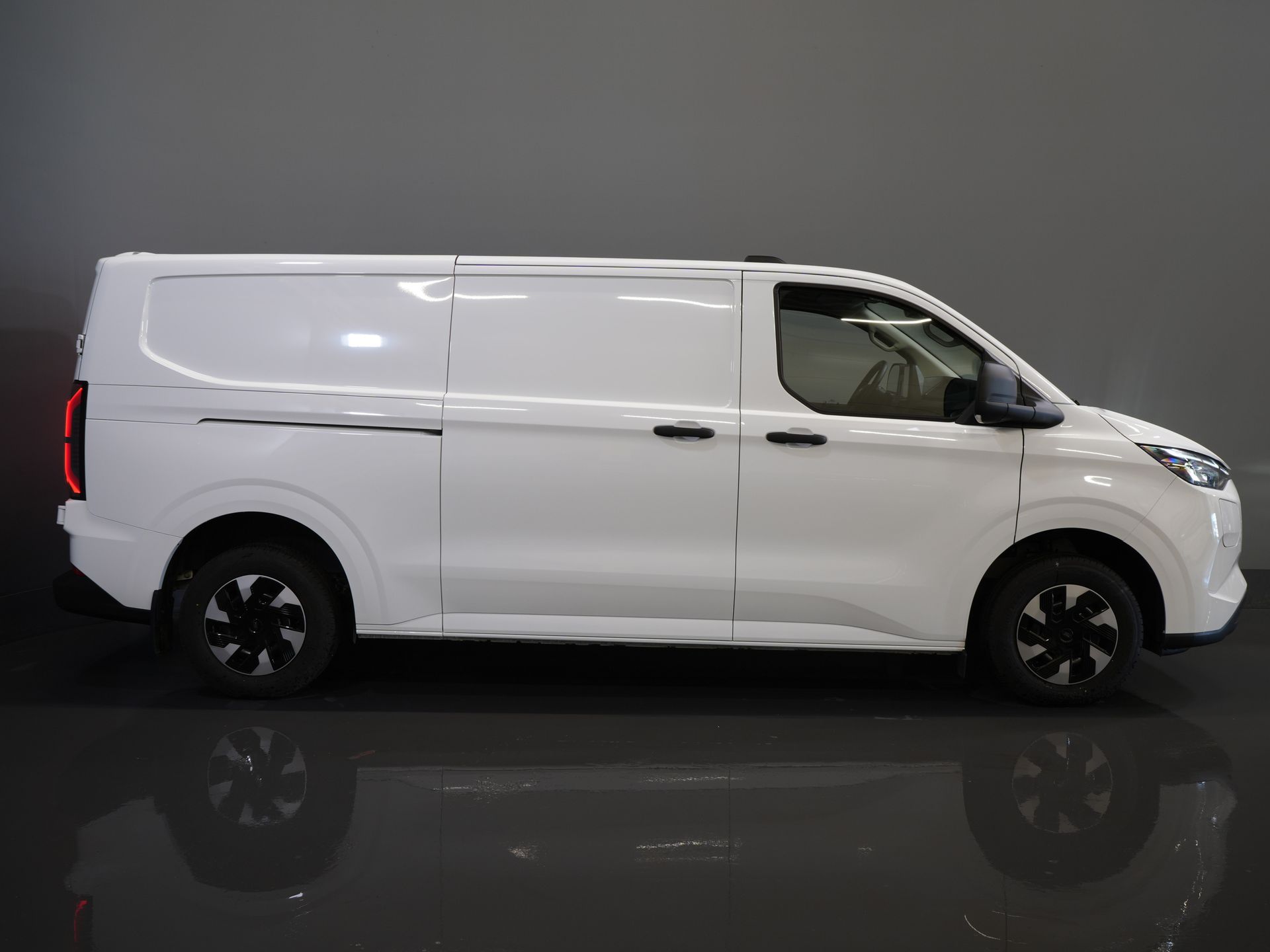 Ford E-Transit Custom Bestelbus L2 Trend 65 kWh 330km WLTP LED/ Standkachel/ Snellader/ 2.3t Trekverm./ Stuurverw./ Stoelverw./ Carplay/ Climate/ PDC/ Cruise 10