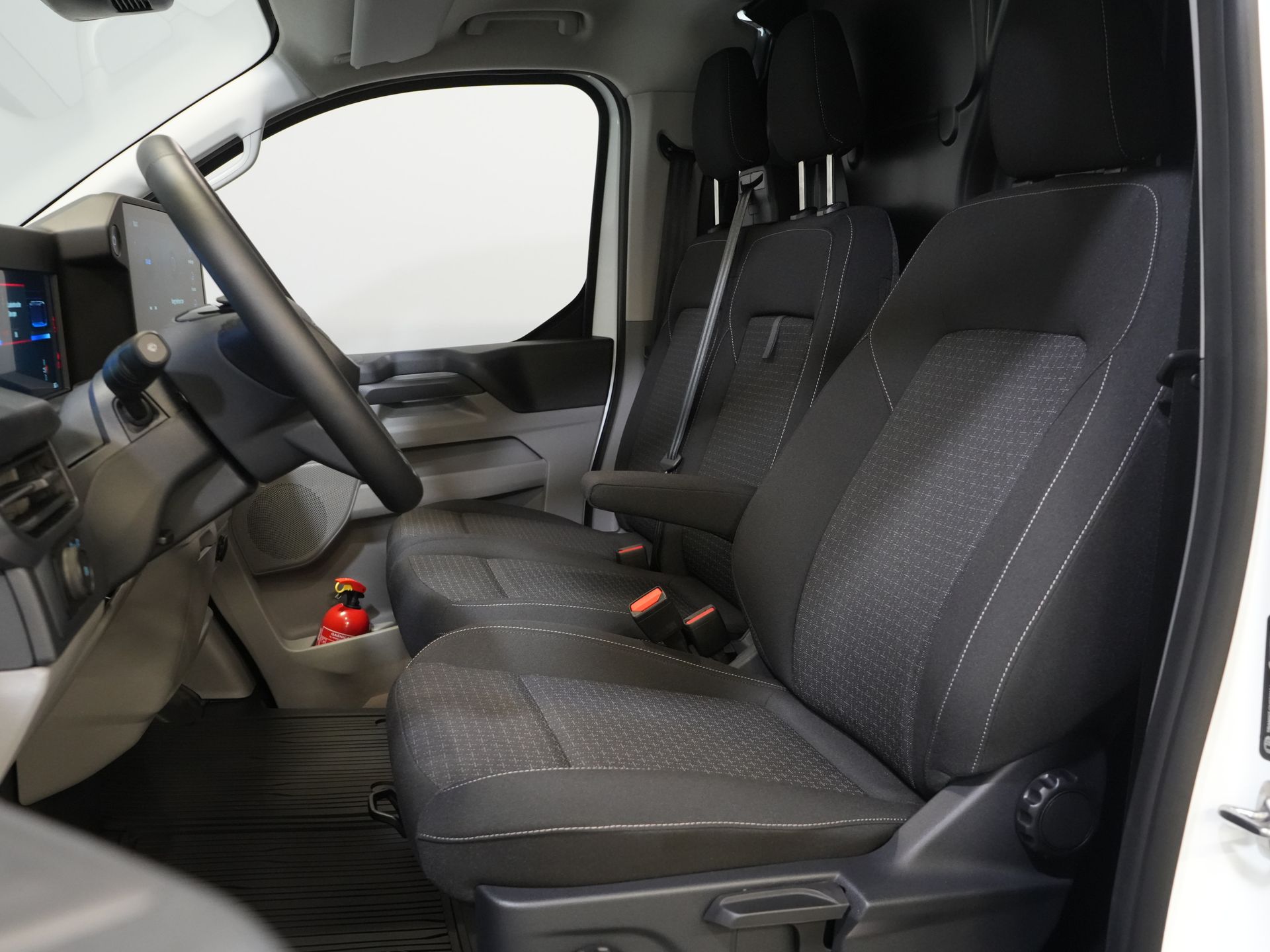 Ford E-Transit Custom Bestelbus L2 Trend 65 kWh 330km WLTP LED/ Standkachel/ Snellader/ 2.3t Trekverm./ Stuurverw./ Stoelverw./ Carplay/ Climate/ PDC/ Cruise 11