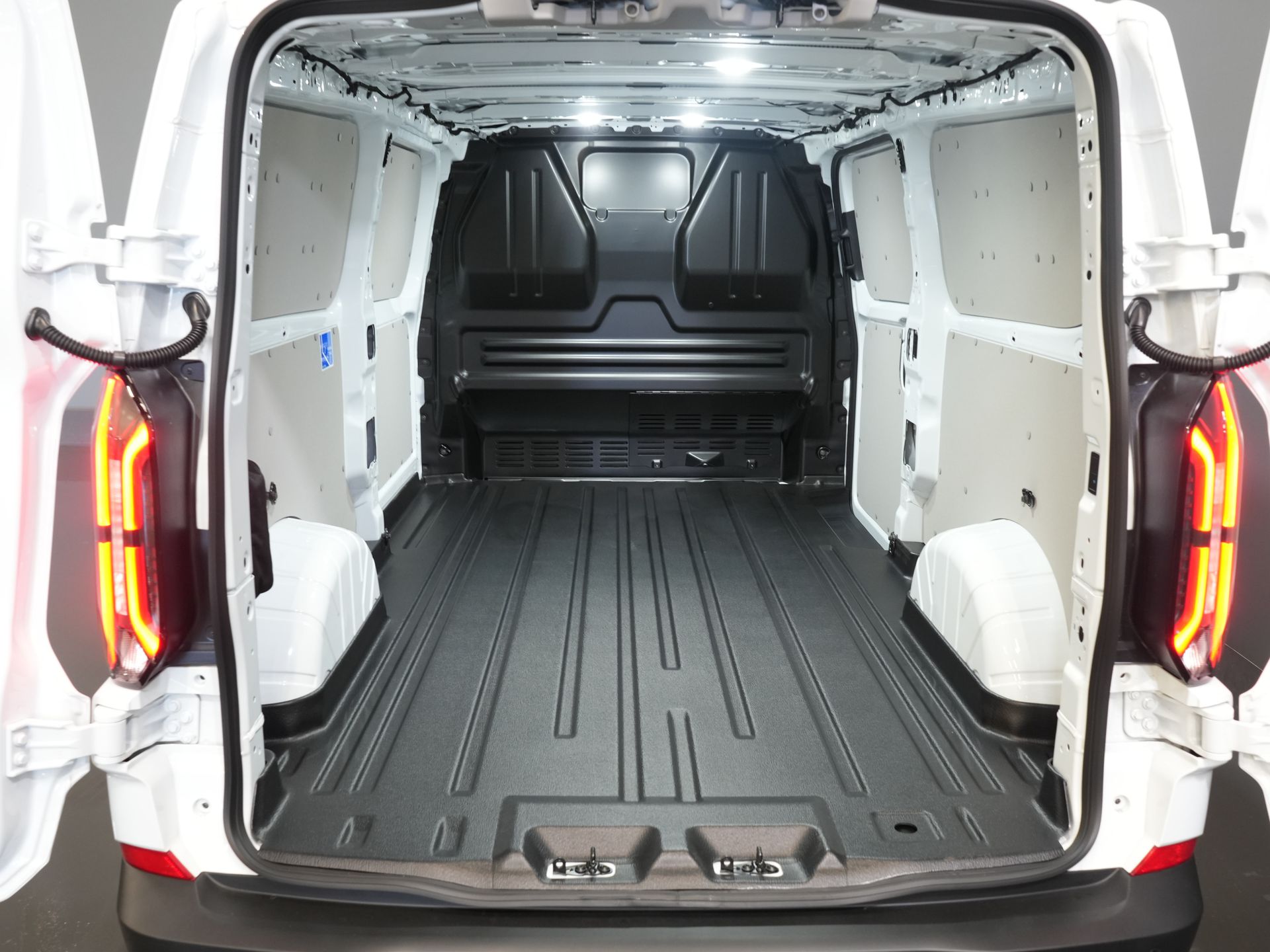 Ford E-Transit Custom Bestelbus L2 Trend 65 kWh 330km WLTP LED/ Standkachel/ Snellader/ 2.3t Trekverm./ Stuurverw./ Stoelverw./ Carplay/ Climate/ PDC/ Cruise 14