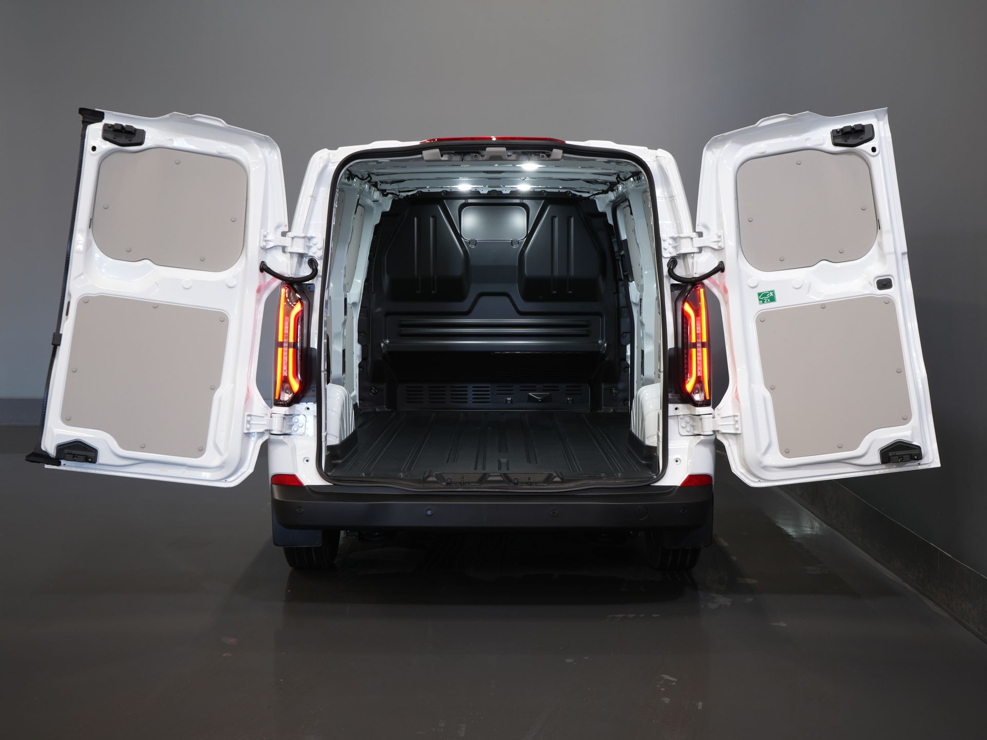 Ford E-Transit Custom Bestelbus L2 Trend 65 kWh 330km WLTP LED/ Standkachel/ Snellader/ 2.3t Trekverm./ Stuurverw./ Stoelverw./ Carplay/ Climate/ PDC/ Cruise 4