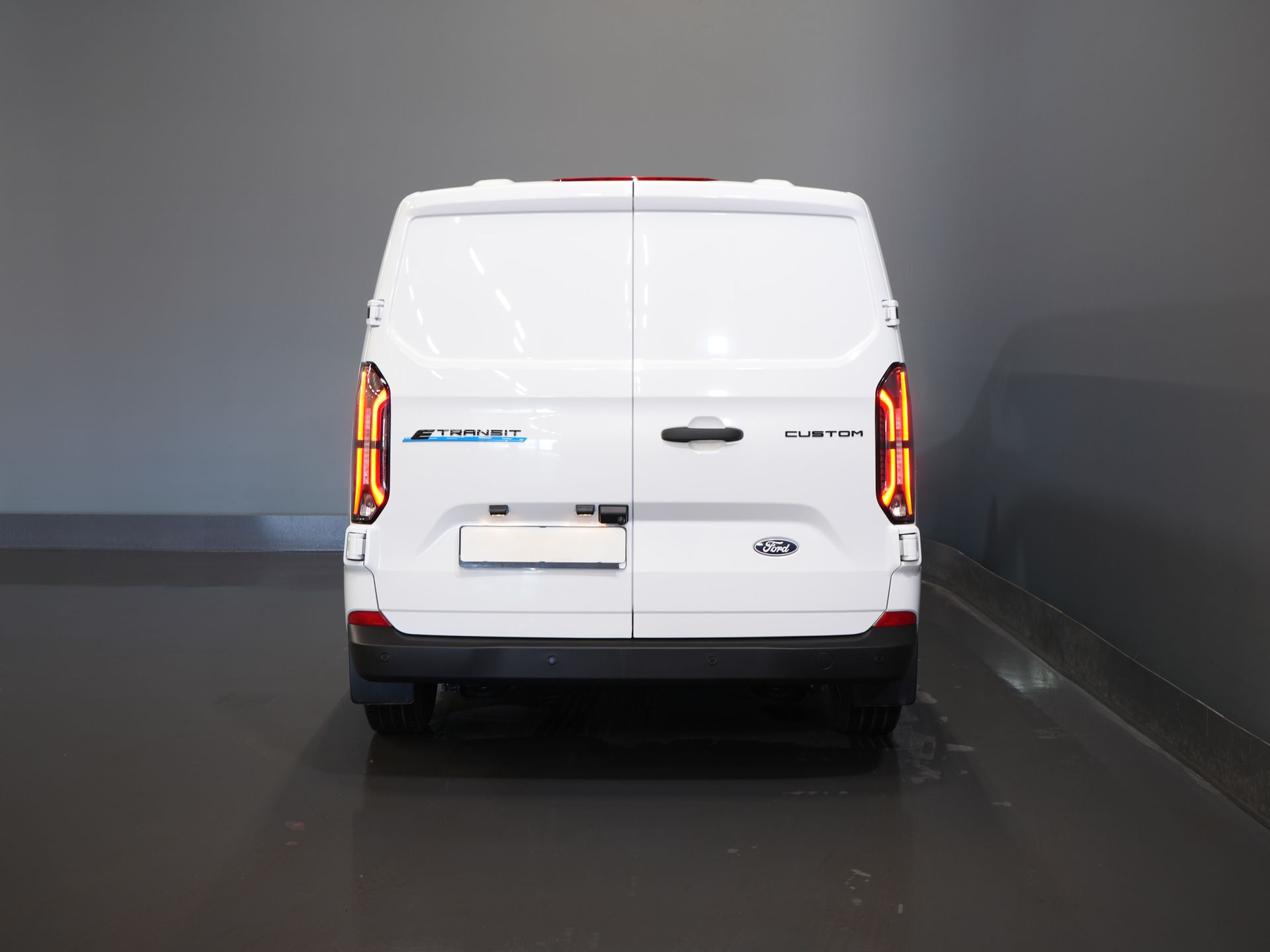 Ford E-Transit Custom Bestelbus L2 Trend 65 kWh 330km WLTP LED/ Standkachel/ Snellader/ 2.3t Trekverm./ Stuurverw./ Stoelverw./ Carplay/ Climate/ PDC/ Cruise 5