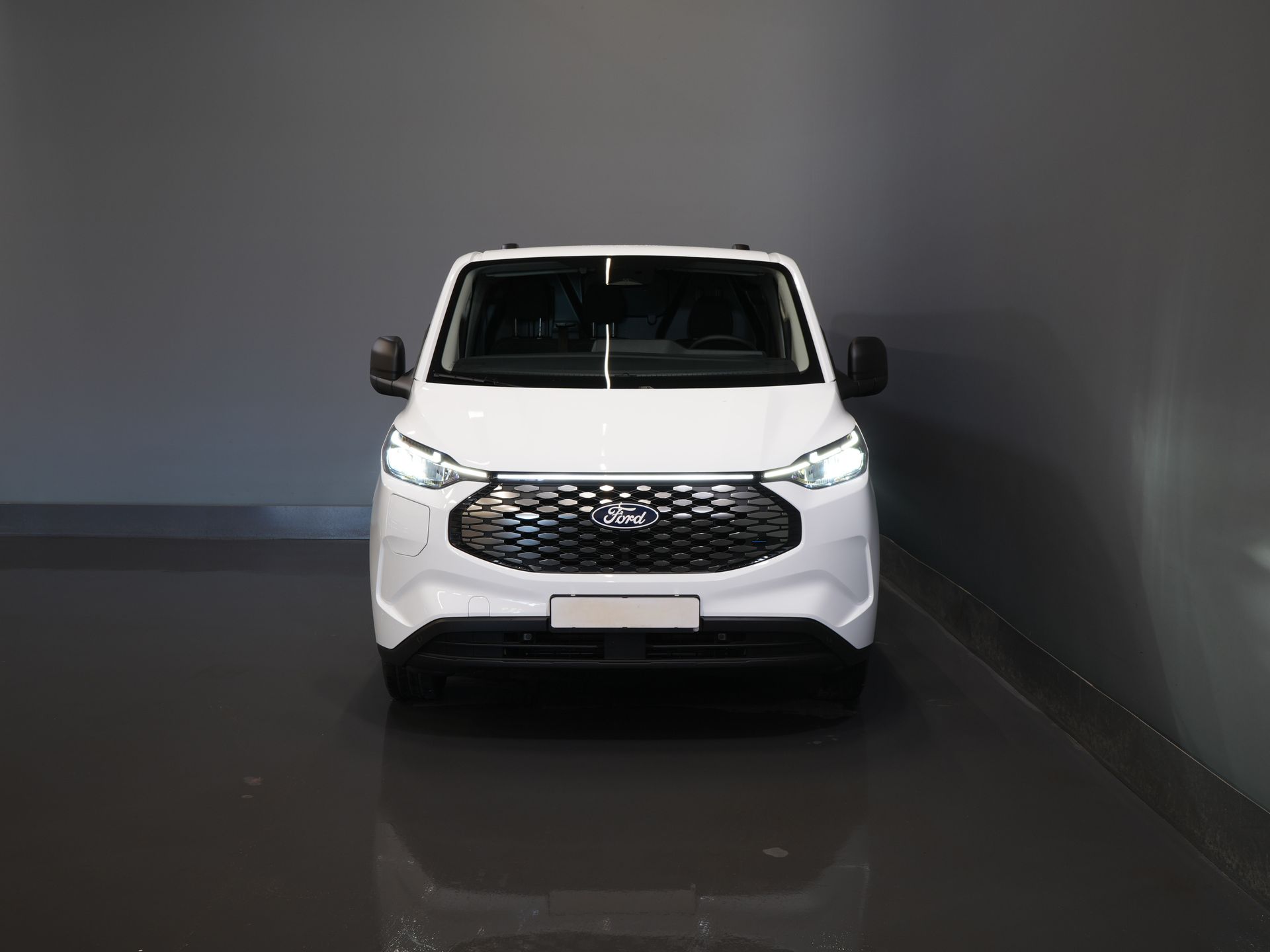 Ford E-Transit Custom Bestelbus L2 Trend 65 kWh 330km WLTP LED/ Standkachel/ Snellader/ 2.3t Trekverm./ Stuurverw./ Stoelverw./ Carplay/ Climate/ PDC/ Cruise 6