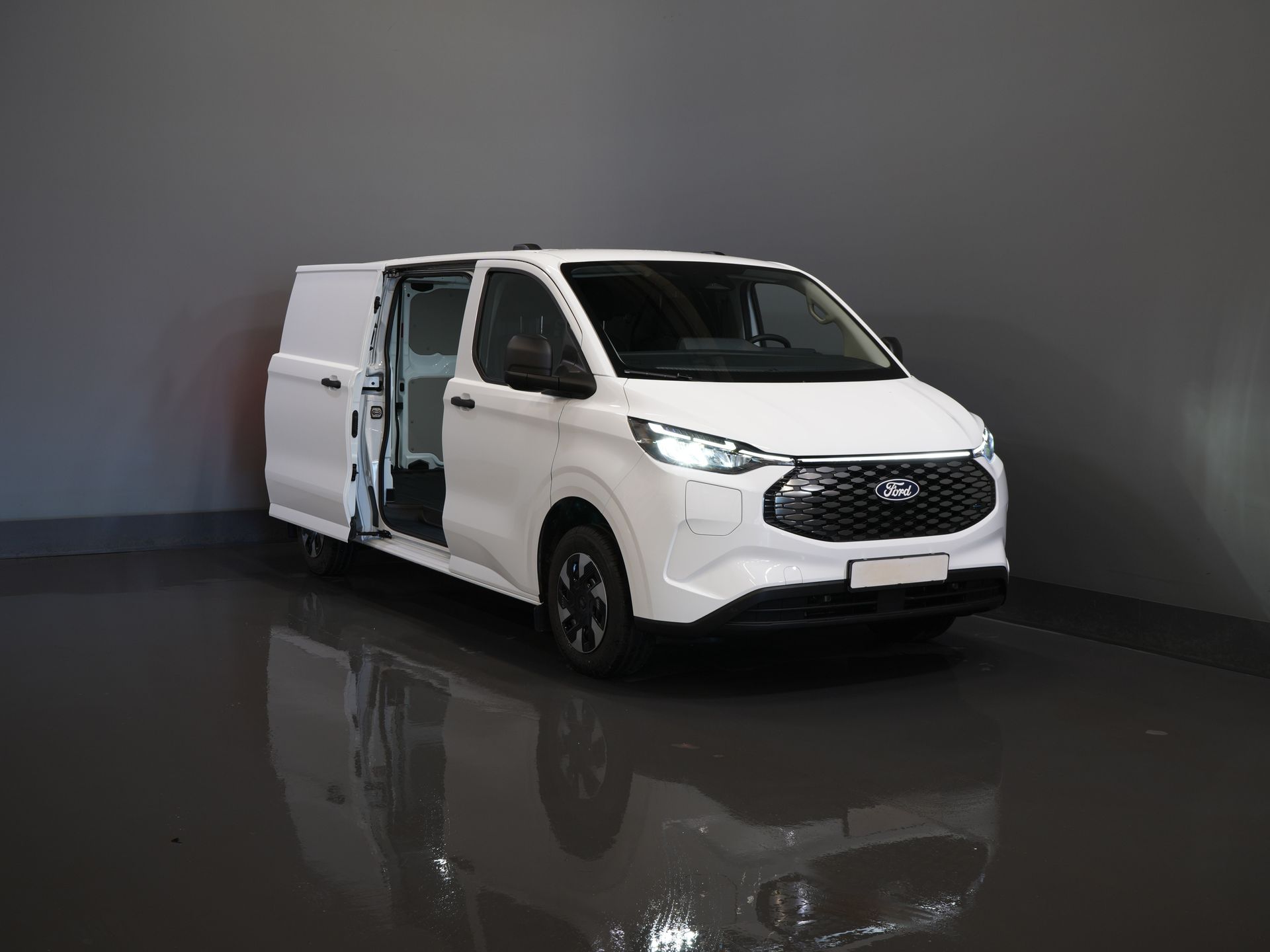 Ford E-Transit Custom Bestelbus L2 Trend 65 kWh 330km WLTP LED/ Standkachel/ Snellader/ 2.3t Trekverm./ Stuurverw./ Stoelverw./ Carplay/ Climate/ PDC/ Cruise 8
