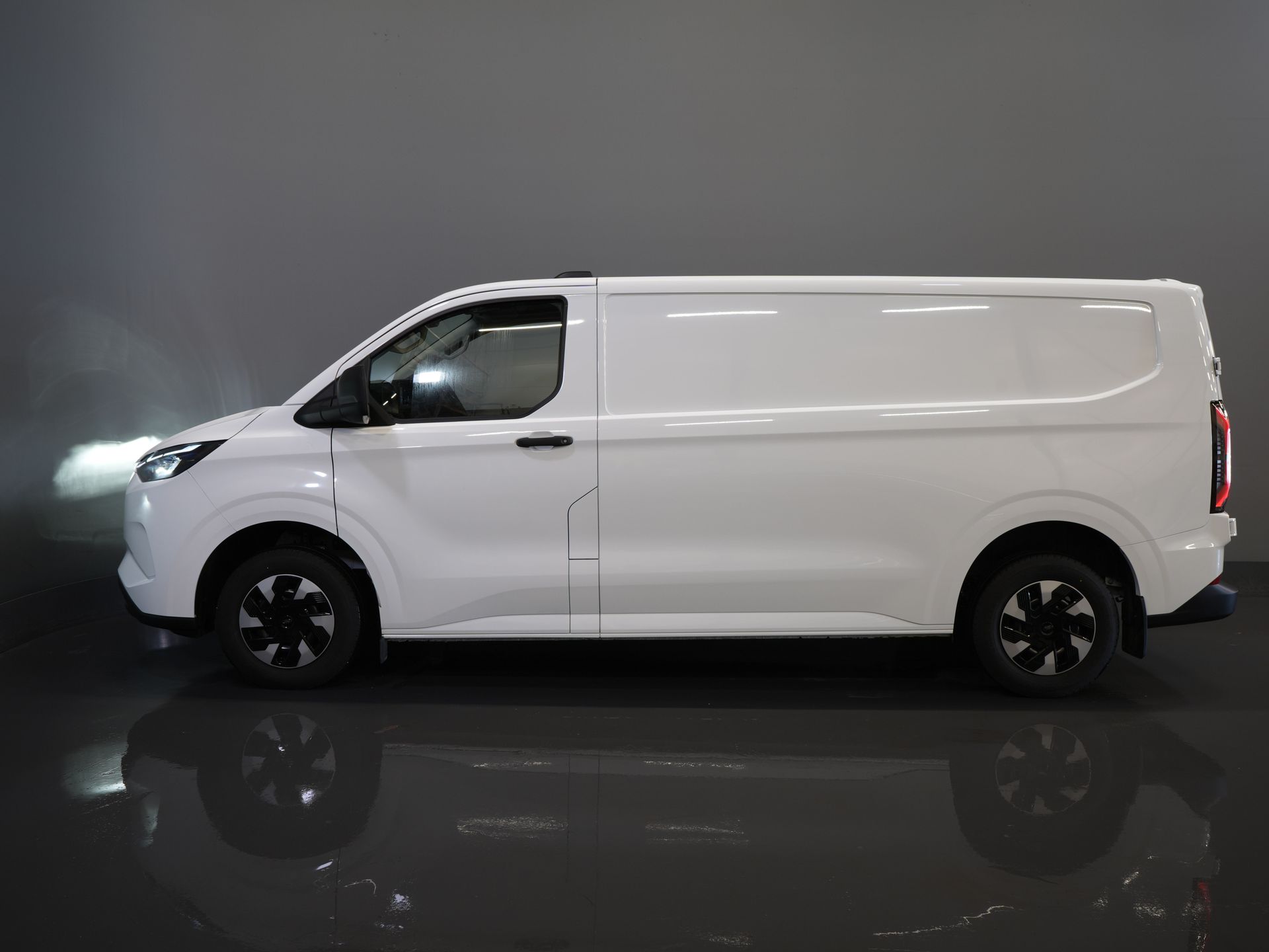 Ford E-Transit Custom Bestelbus L2 Trend 65 kWh 330km WLTP LED/ Standkachel/ Snellader/ 2.3t Trekverm./ Stuurverw./ Stoelverw./ Carplay/ Climate/ PDC/ Cruise 9