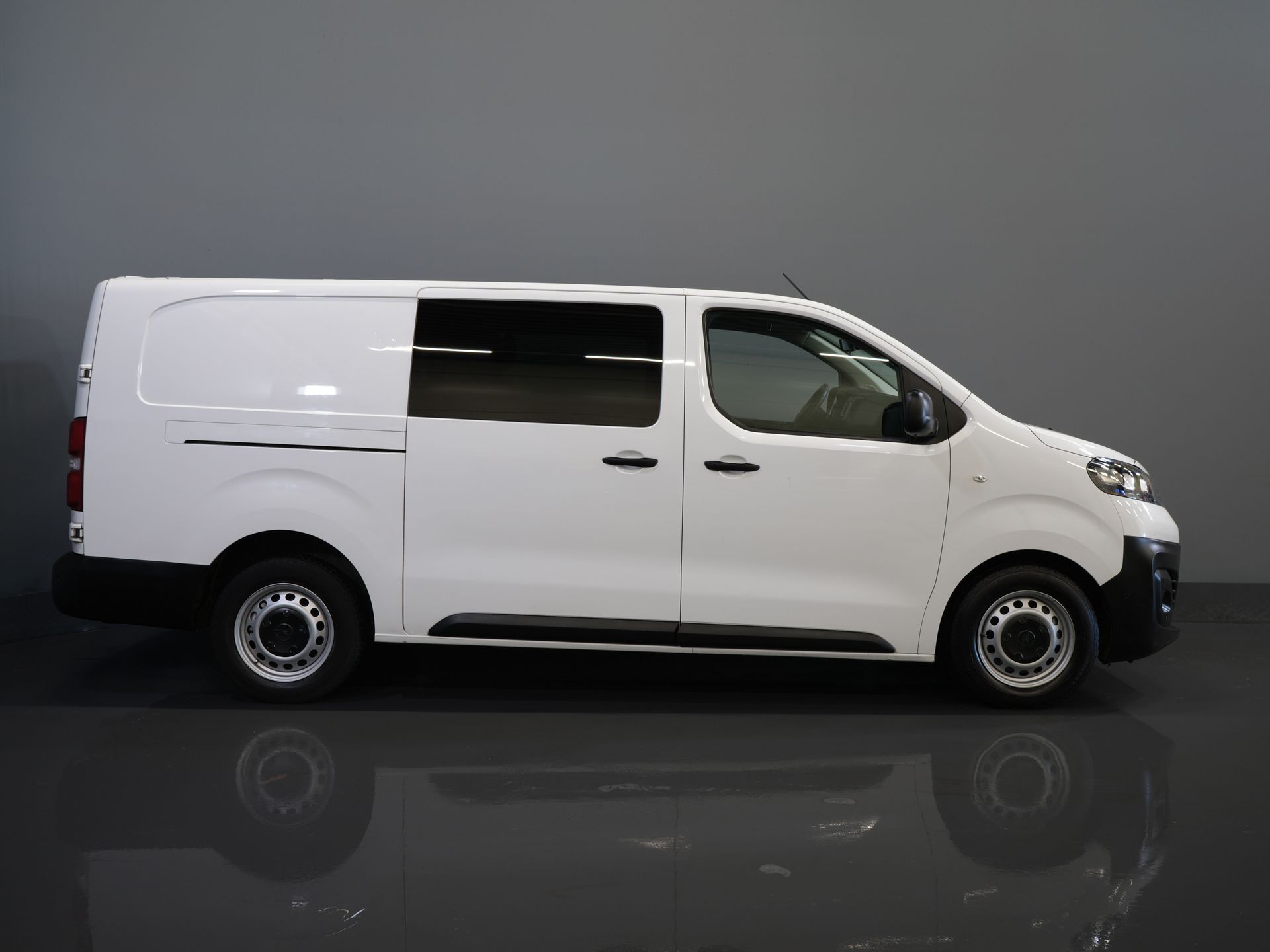 Opel Vivaro Bestelbus 2.0 CDTI 125 pk DC Dubbel Cabine Carplay/ 6 Pers./ Cruise/ Camera/ PDC V+A/ Trekhaak/ NL Auto 10