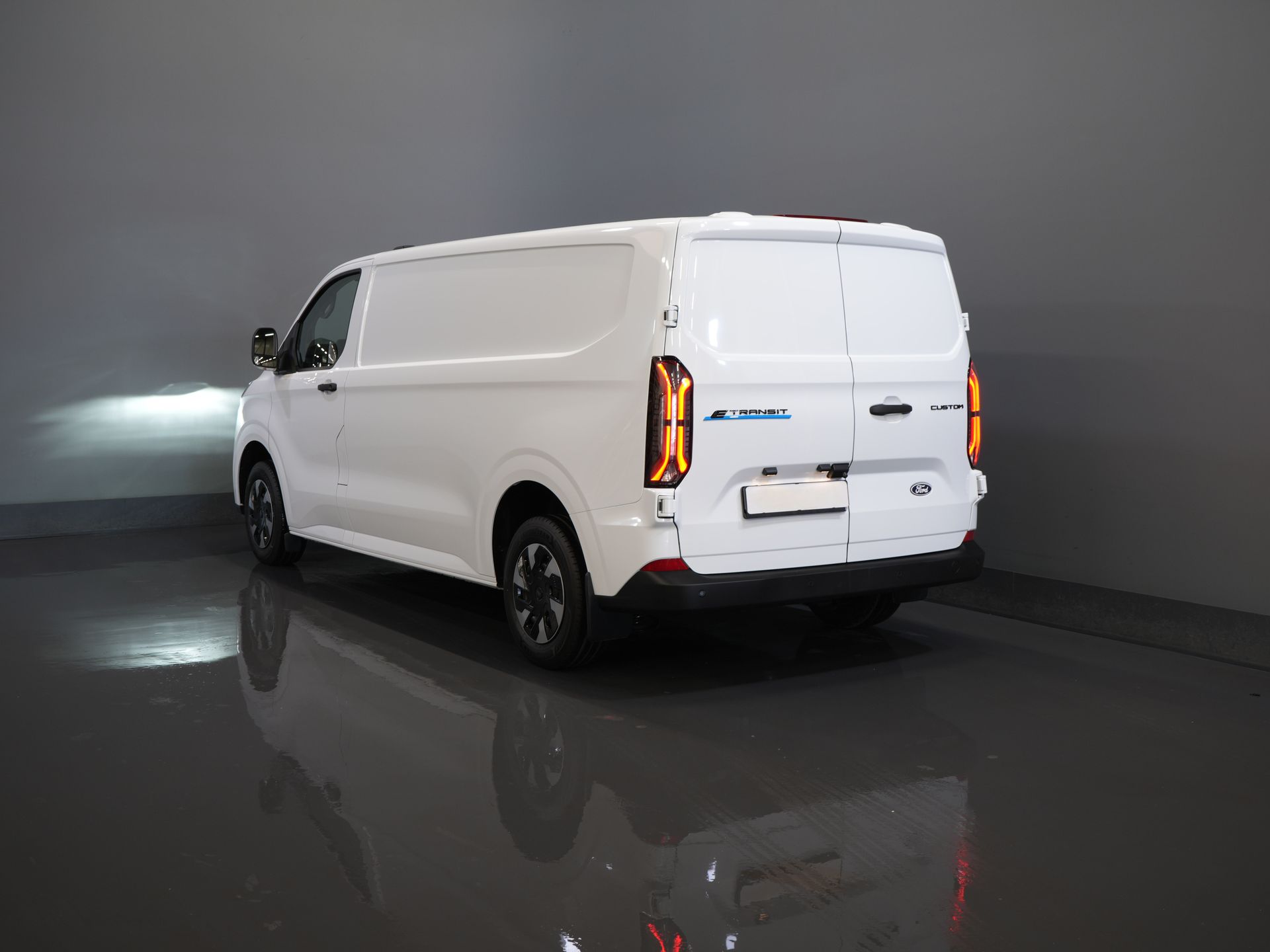 Ford E-Transit Custom Bestelbus Trend L2 65 kWh 330 km WLTP LED/ Snellader/ 2.3t Trekverm./ Stuurverw./ Stoelverw./ Carplay/ Climate/ Camera/ PDC/ Cruise 1
