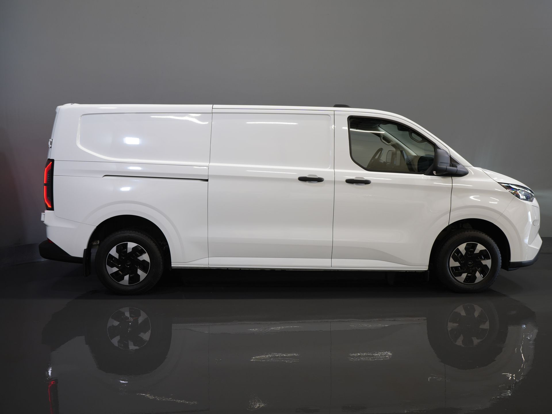 Ford E-Transit Custom Bestelbus Trend L2 65 kWh 330 km WLTP LED/ Snellader/ 2.3t Trekverm./ Stuurverw./ Stoelverw./ Carplay/ Climate/ Camera/ PDC/ Cruise 10