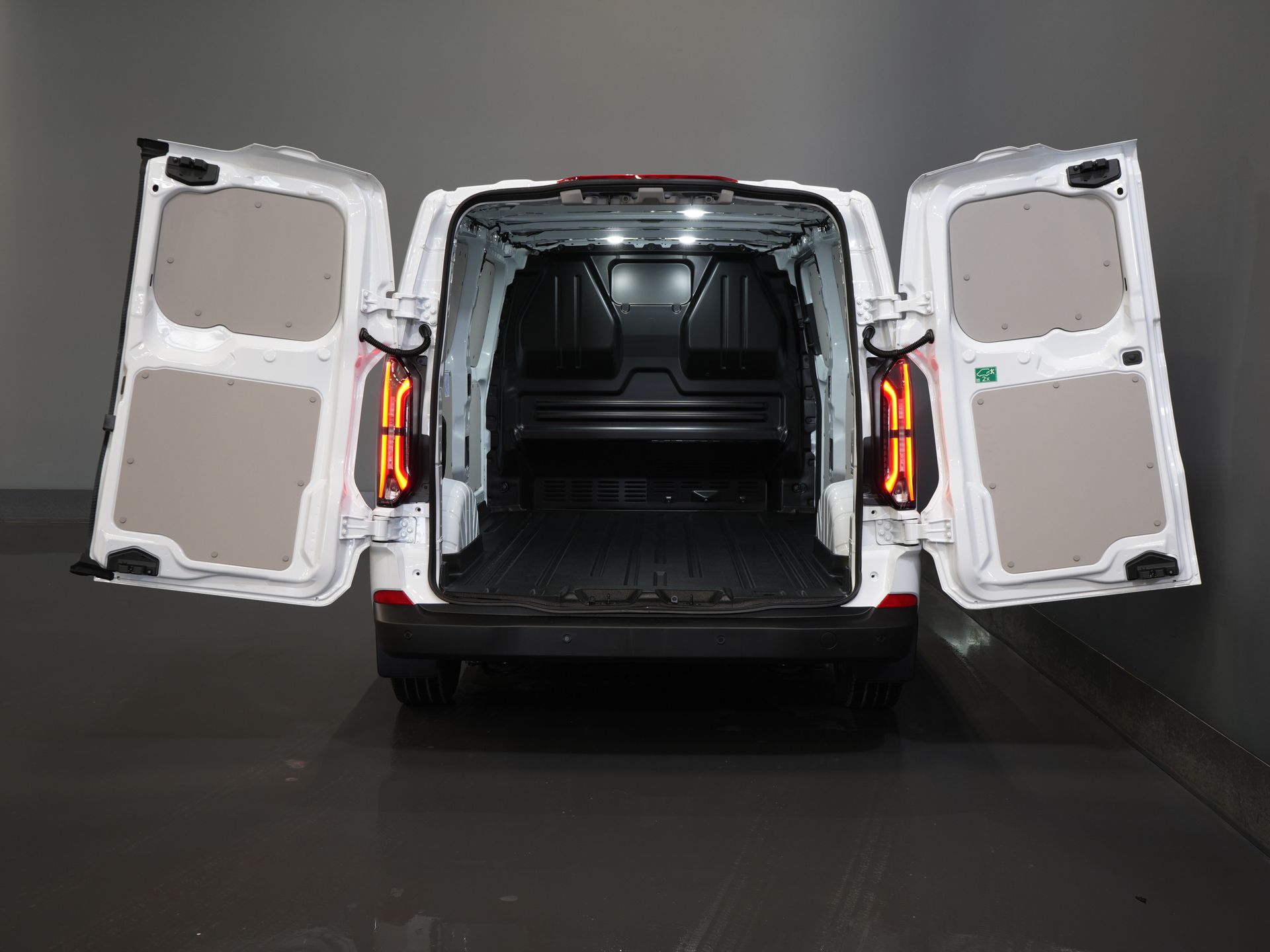 Ford E-Transit Custom Bestelbus Trend L2 65 kWh 330 km WLTP LED/ Snellader/ 2.3t Trekverm./ Stuurverw./ Stoelverw./ Carplay/ Climate/ Camera/ PDC/ Cruise 4