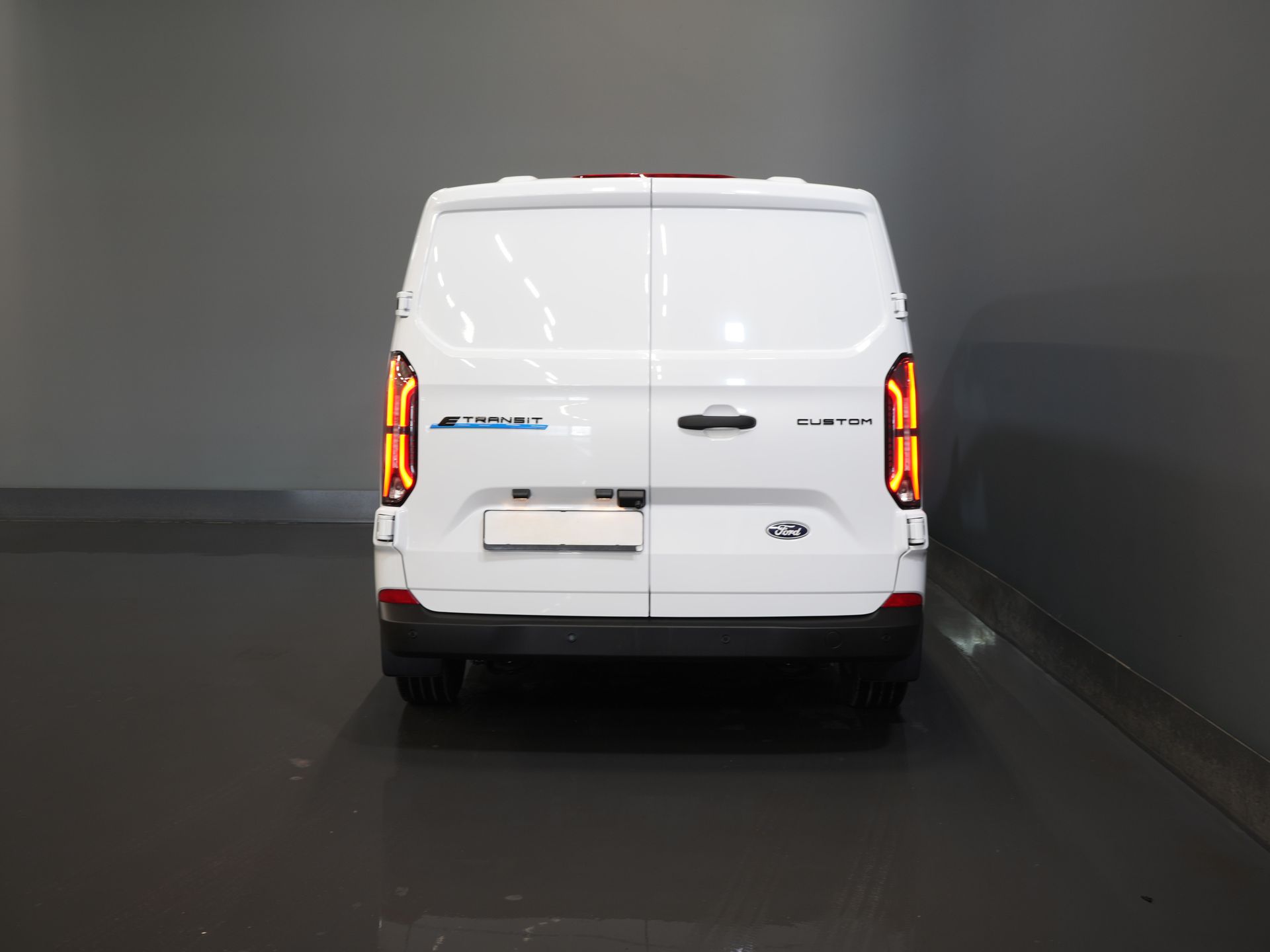 Ford E-Transit Custom Bestelbus Trend L2 65 kWh 330 km WLTP LED/ Snellader/ 2.3t Trekverm./ Stuurverw./ Stoelverw./ Carplay/ Climate/ Camera/ PDC/ Cruise 5