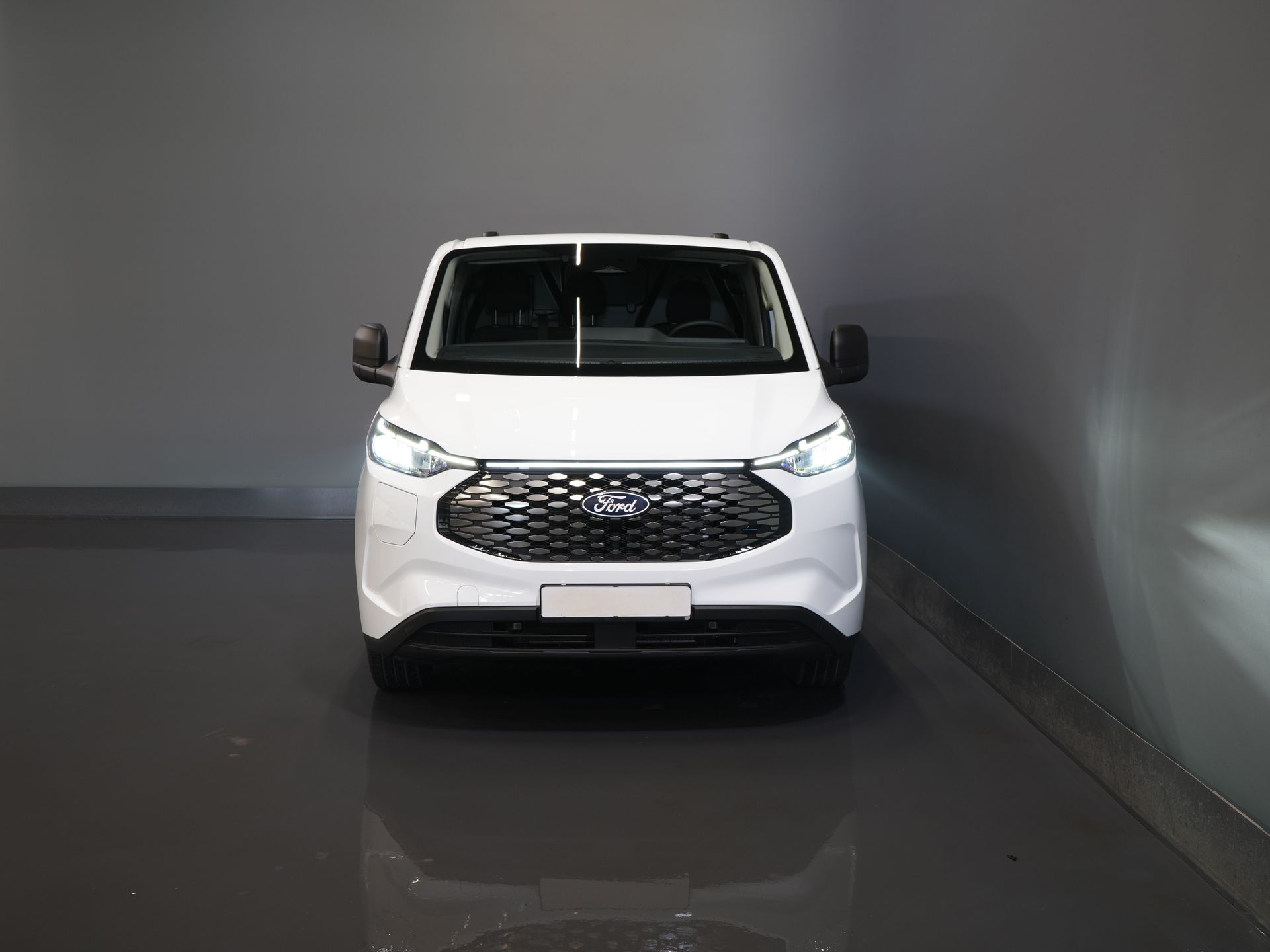 Ford E-Transit Custom Bestelbus Trend L2 65 kWh 330 km WLTP LED/ Snellader/ 2.3t Trekverm./ Stuurverw./ Stoelverw./ Carplay/ Climate/ Camera/ PDC/ Cruise 6