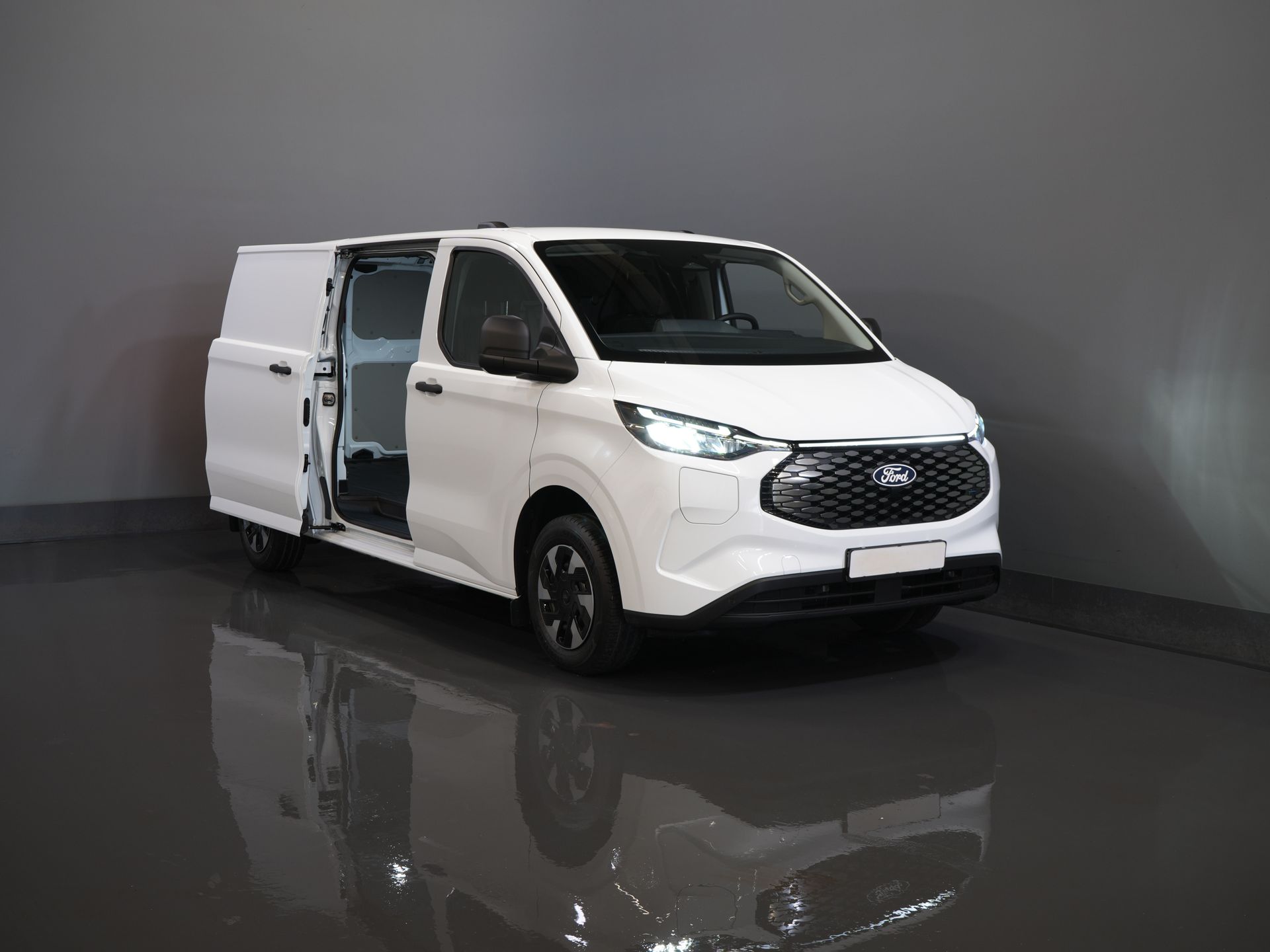 Ford E-Transit Custom Bestelbus Trend L2 65 kWh 330 km WLTP LED/ Snellader/ 2.3t Trekverm./ Stuurverw./ Stoelverw./ Carplay/ Climate/ Camera/ PDC/ Cruise 8