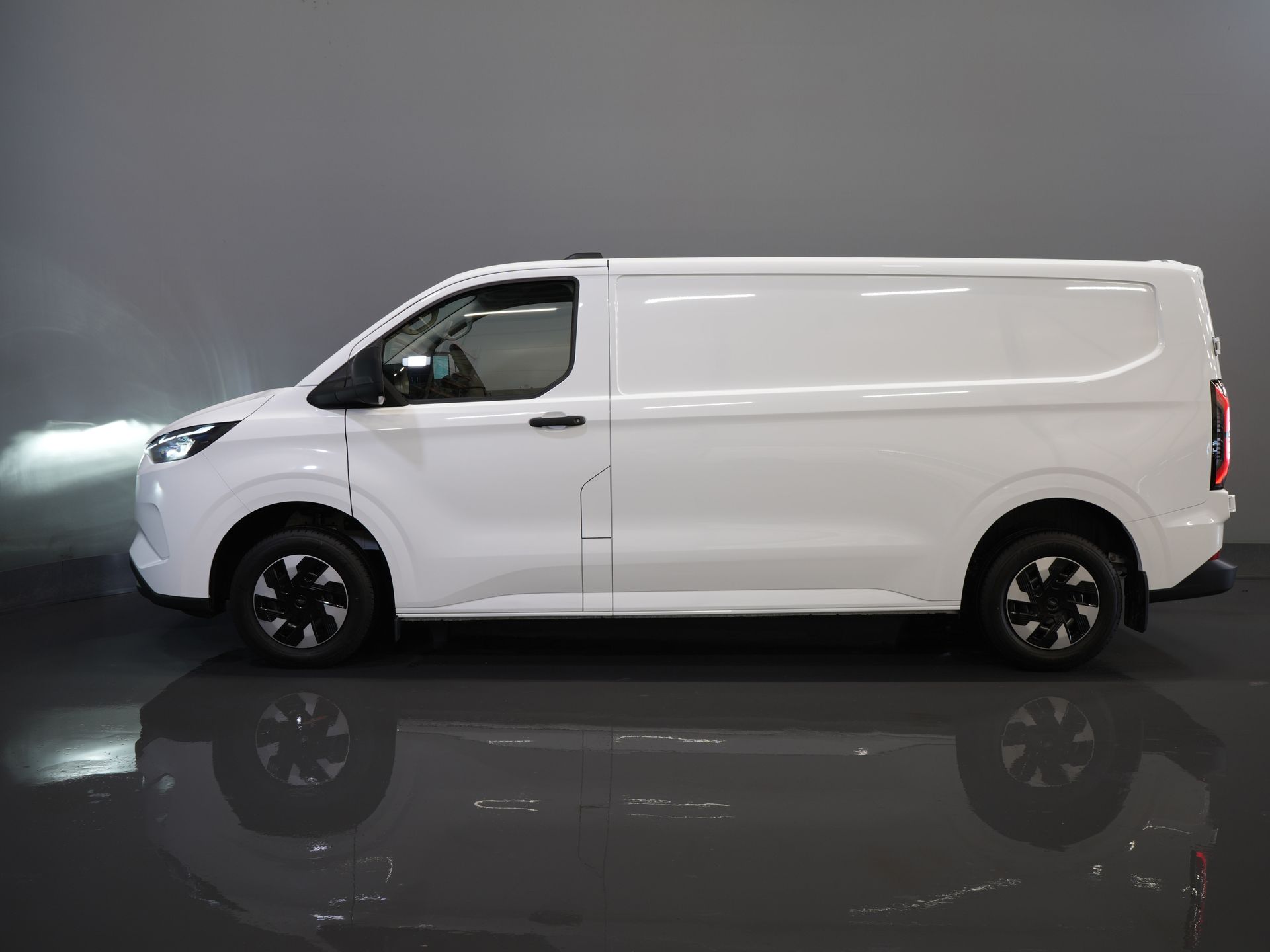 Ford E-Transit Custom Bestelbus Trend L2 65 kWh 330 km WLTP LED/ Snellader/ 2.3t Trekverm./ Stuurverw./ Stoelverw./ Carplay/ Climate/ Camera/ PDC/ Cruise 9