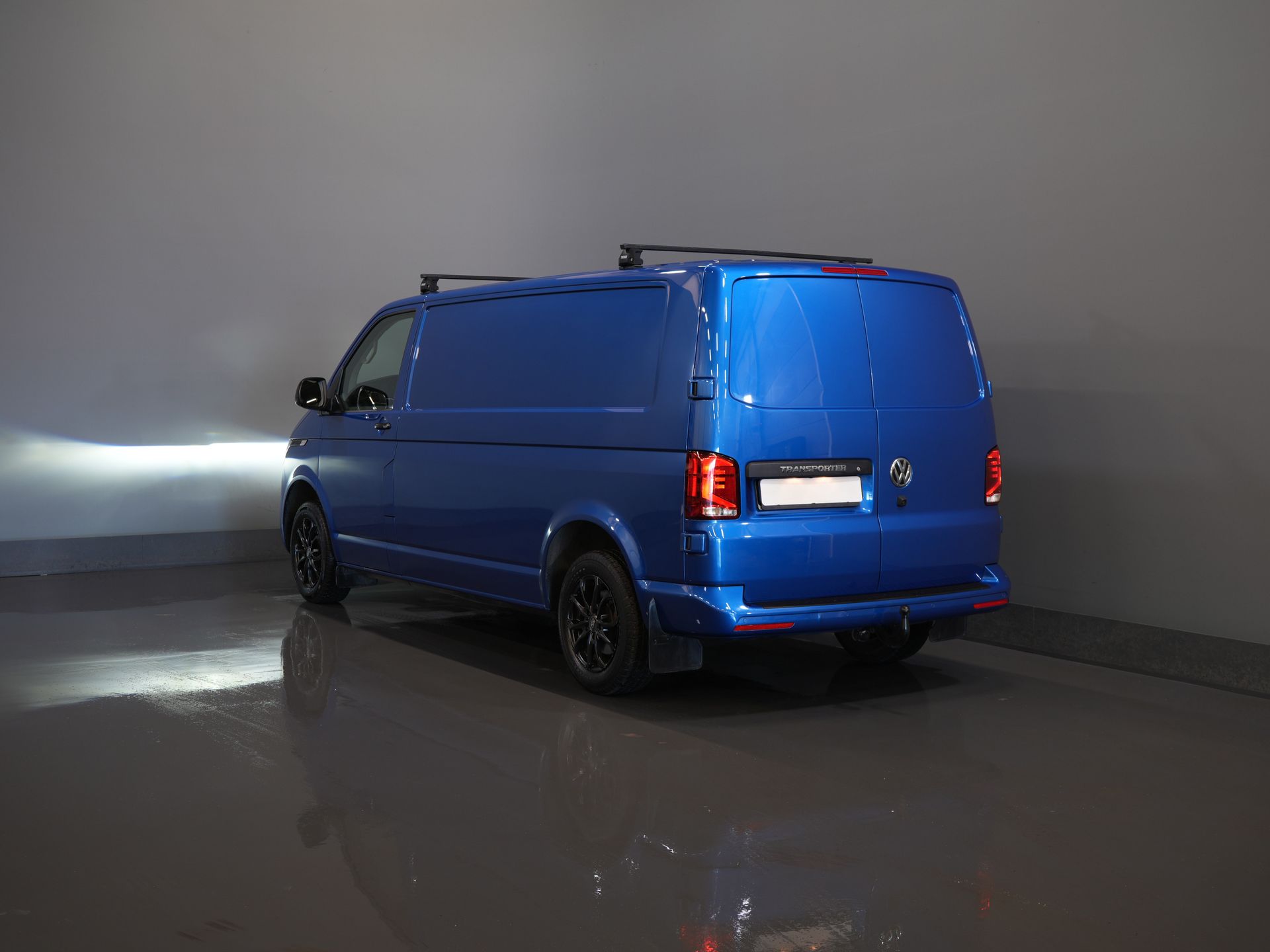 Volkswagen Transporter Bestelbus 2.0 TDI 150 pk DSG Aut. L2 LED/ Adapt.Cruise/ Standkachel/ Carplay/ 2.5t Trekverm./ Stoelverw./ Airco/ Dakdragers/ Camera/ PDC/  1