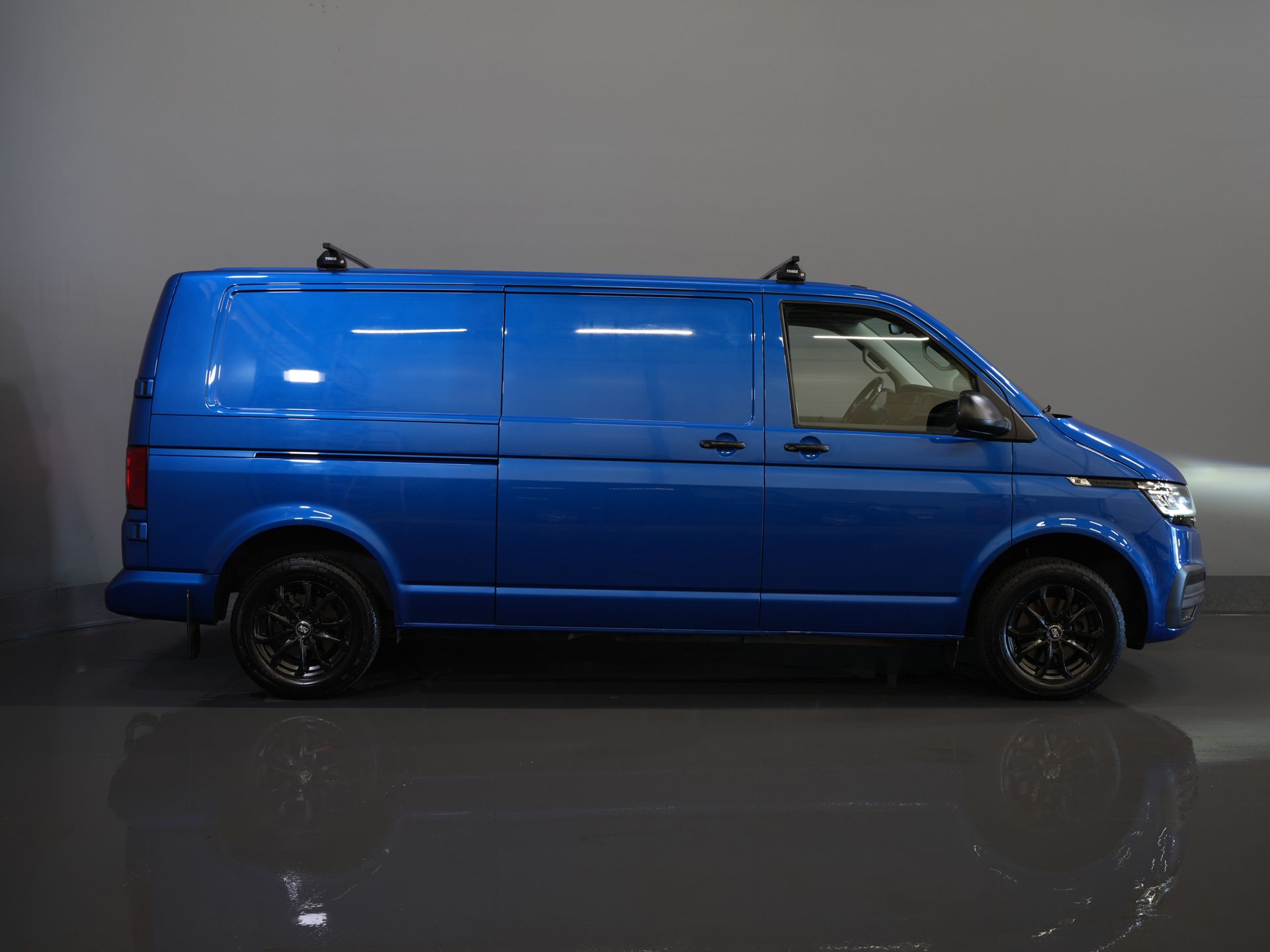 Volkswagen Transporter Bestelbus 2.0 TDI 150 pk DSG Aut. L2 LED/ Adapt.Cruise/ Standkachel/ Carplay/ 2.5t Trekverm./ Stoelverw./ Airco/ Dakdragers/ Camera/ PDC/  10