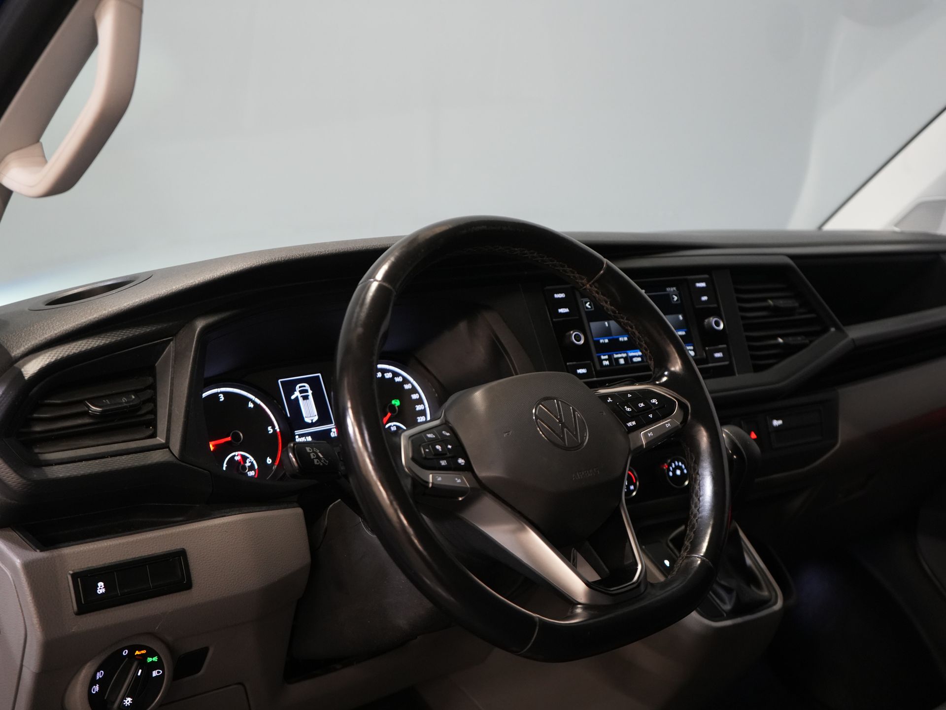 Volkswagen Transporter Bestelbus 2.0 TDI 150 pk DSG Aut. L2 LED/ Adapt.Cruise/ Standkachel/ Carplay/ 2.5t Trekverm./ Stoelverw./ Airco/ Dakdragers/ Camera/ PDC/  13