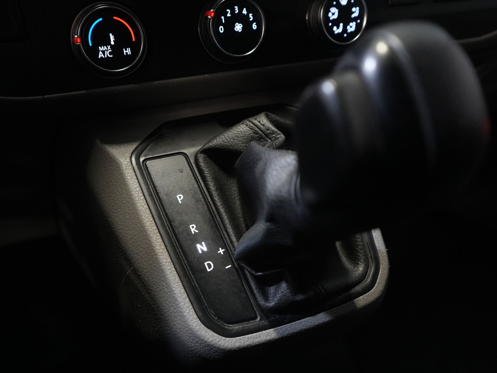 Volkswagen Transporter Bestelbus 2.0 TDI 150 pk DSG Aut. L2 LED/ Adapt.Cruise/ Standkachel/ Carplay/ 2.5t Trekverm./ Stoelverw./ Airco/ Dakdragers/ Camera/ PDC/  20