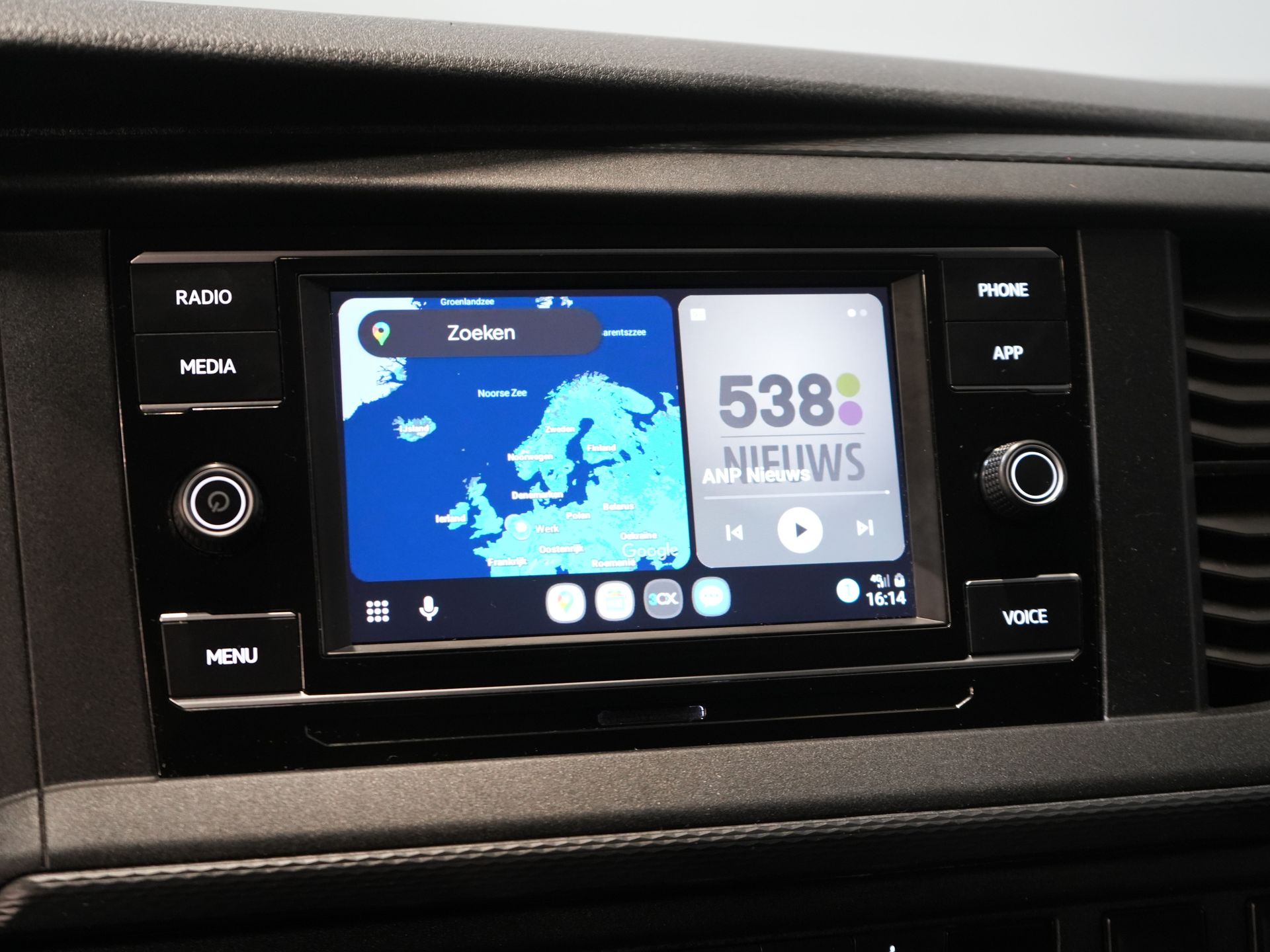 Volkswagen Transporter Bestelbus 2.0 TDI 150 pk DSG Aut. L2 LED/ Adapt.Cruise/ Standkachel/ Carplay/ 2.5t Trekverm./ Stoelverw./ Airco/ Dakdragers/ Camera/ PDC/  24