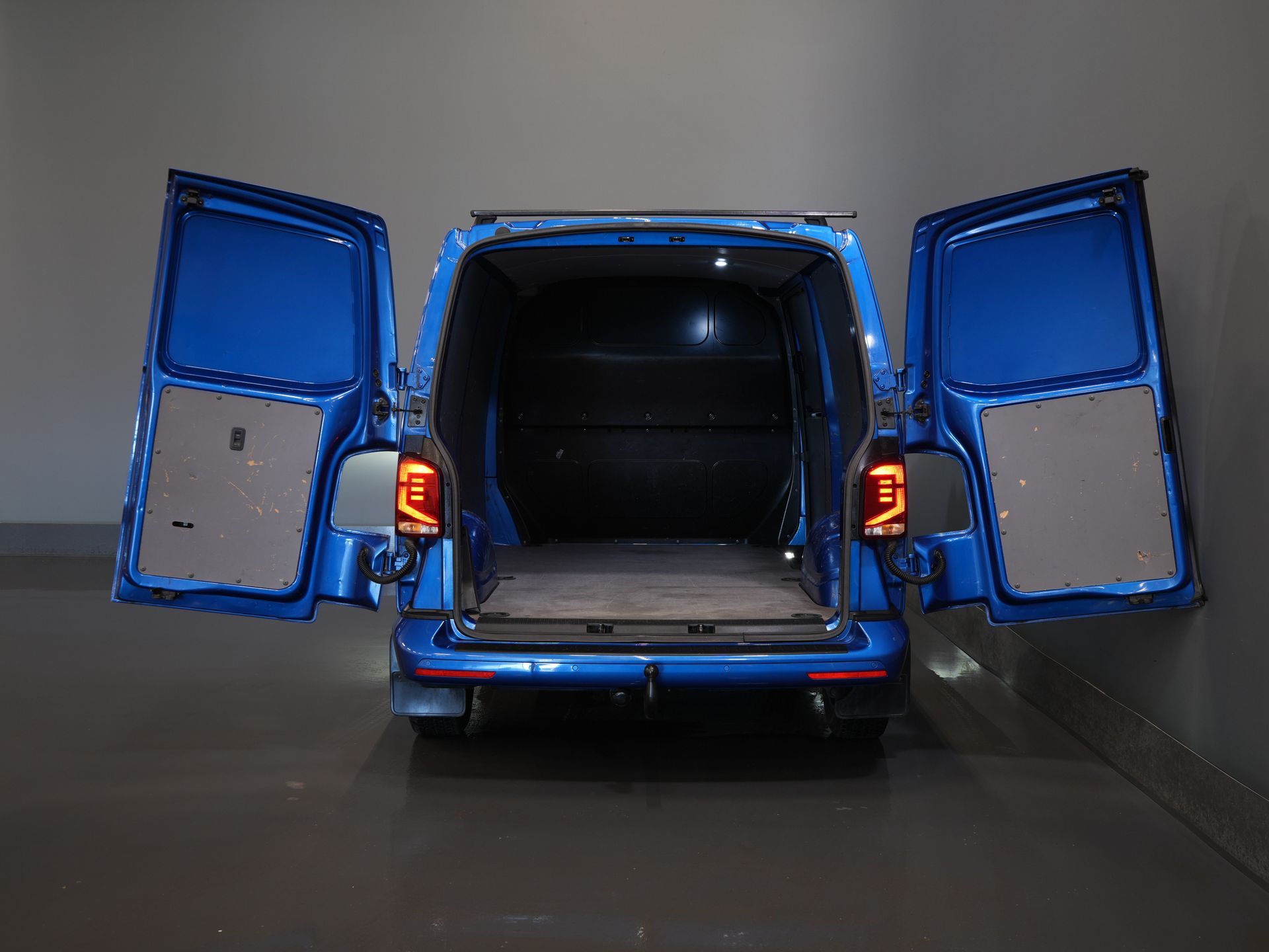 Volkswagen Transporter Bestelbus 2.0 TDI 150 pk DSG Aut. L2 LED/ Adapt.Cruise/ Standkachel/ Carplay/ 2.5t Trekverm./ Stoelverw./ Airco/ Dakdragers/ Camera/ PDC/  4