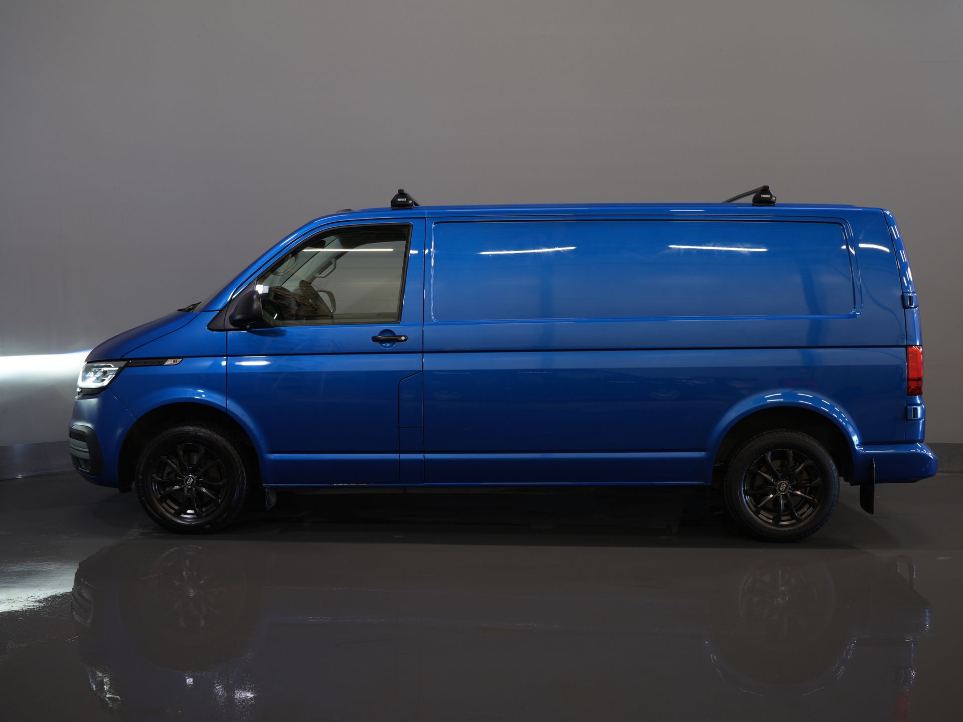 Volkswagen Transporter Bestelbus 2.0 TDI 150 pk DSG Aut. L2 LED/ Adapt.Cruise/ Standkachel/ Carplay/ 2.5t Trekverm./ Stoelverw./ Airco/ Dakdragers/ Camera/ PDC/  9