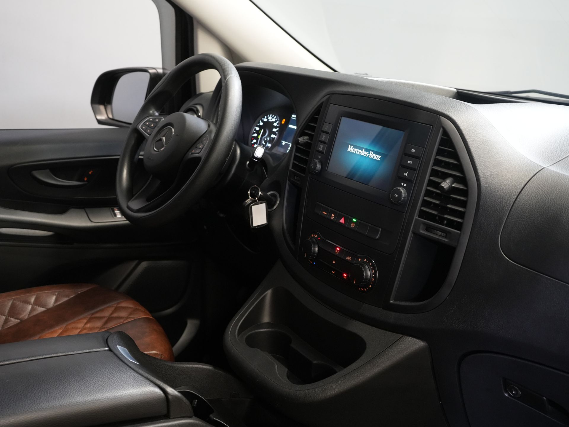 Mercedes-Benz Vito Bestelbus 114 CDI Aut. DC Dubbel Cabine Buffl Leder/ 2x Schuifdeur/ Carplay/ Navi/ Spoiler/ Frontlip/ Sidebars/ 18” LMV/ Cruise/ Airco 2