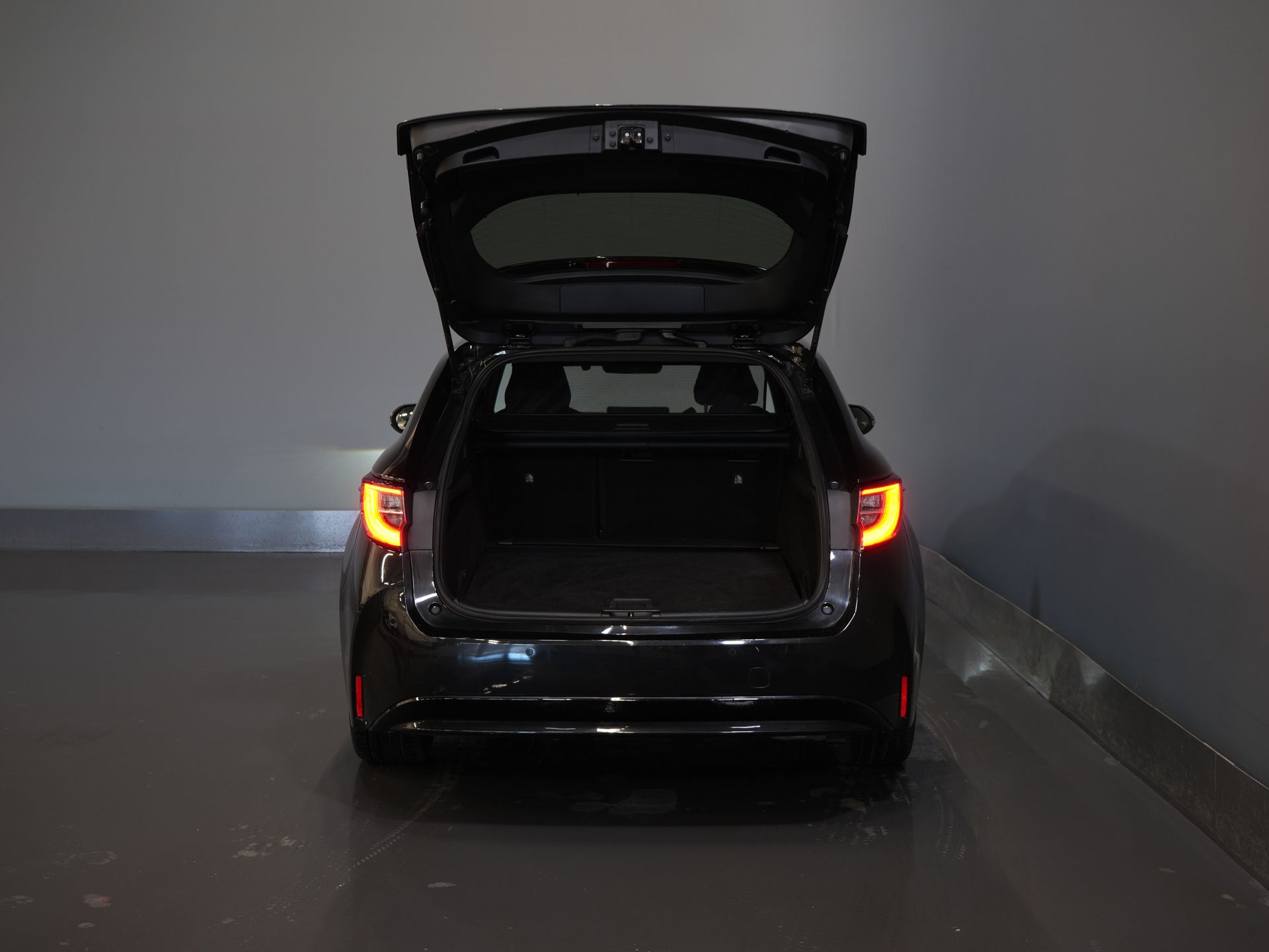 Toyota Corolla Touring Sport Stationwagon 1.8 LED/ Virtual Cockpit/ Adapt.Cruise/ Stoelverw./ Stuurverw./ Camera/ PDC/ Climate/ 17