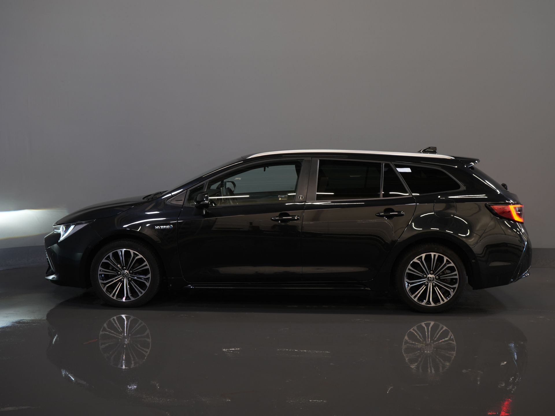 Toyota Corolla Touring Sport Stationwagon 1.8 LED/ Virtual Cockpit/ Adapt.Cruise/ Stoelverw./ Stuurverw./ Camera/ PDC/ Climate/ 17