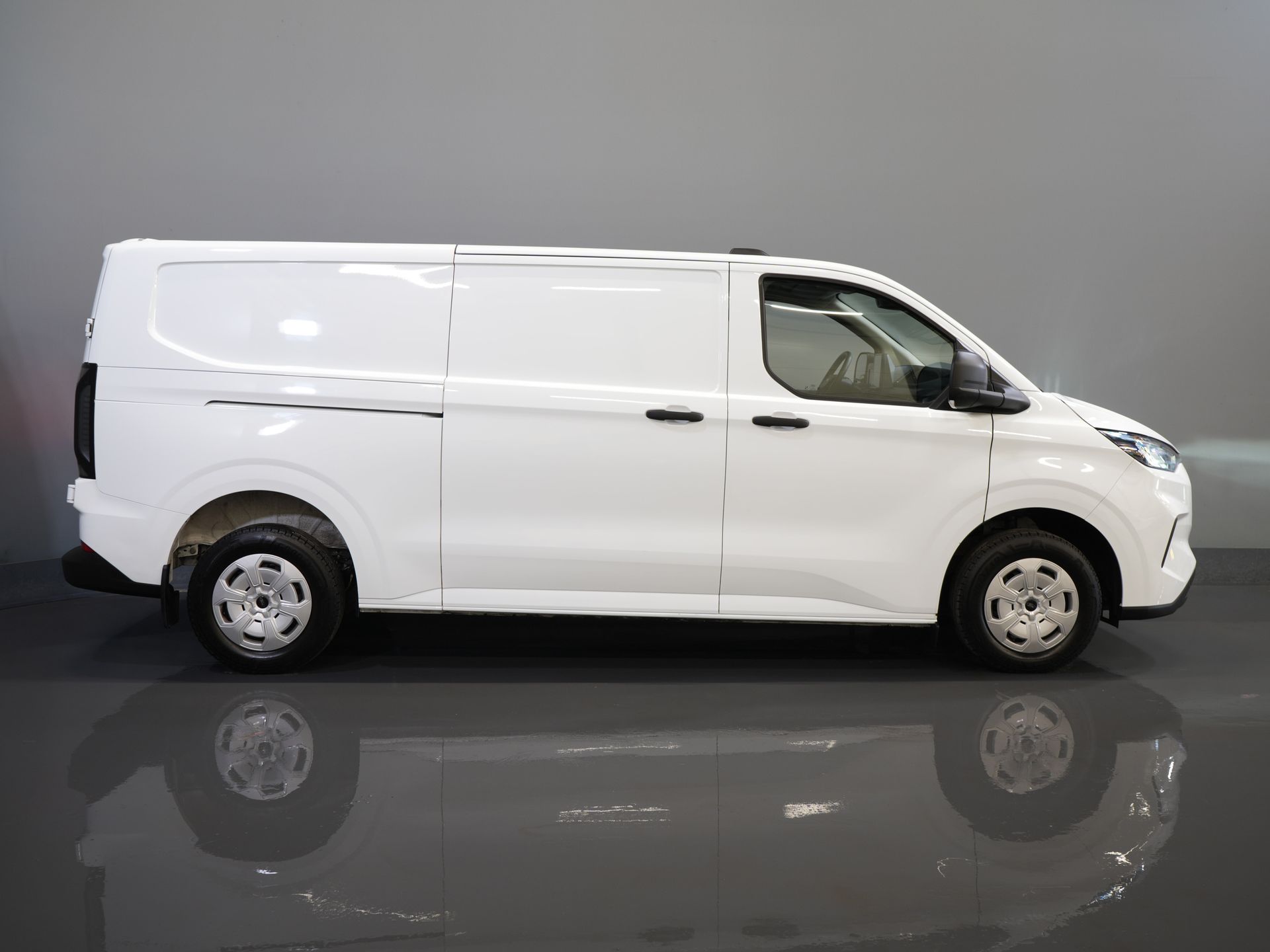 Ford Transit Custom Bestelbus 320 2.0 TDCI 135 pk L2 Trend 2.8t Trekverm./ Carplay/ Climate/ Cruise/ Camera/ PDC 10