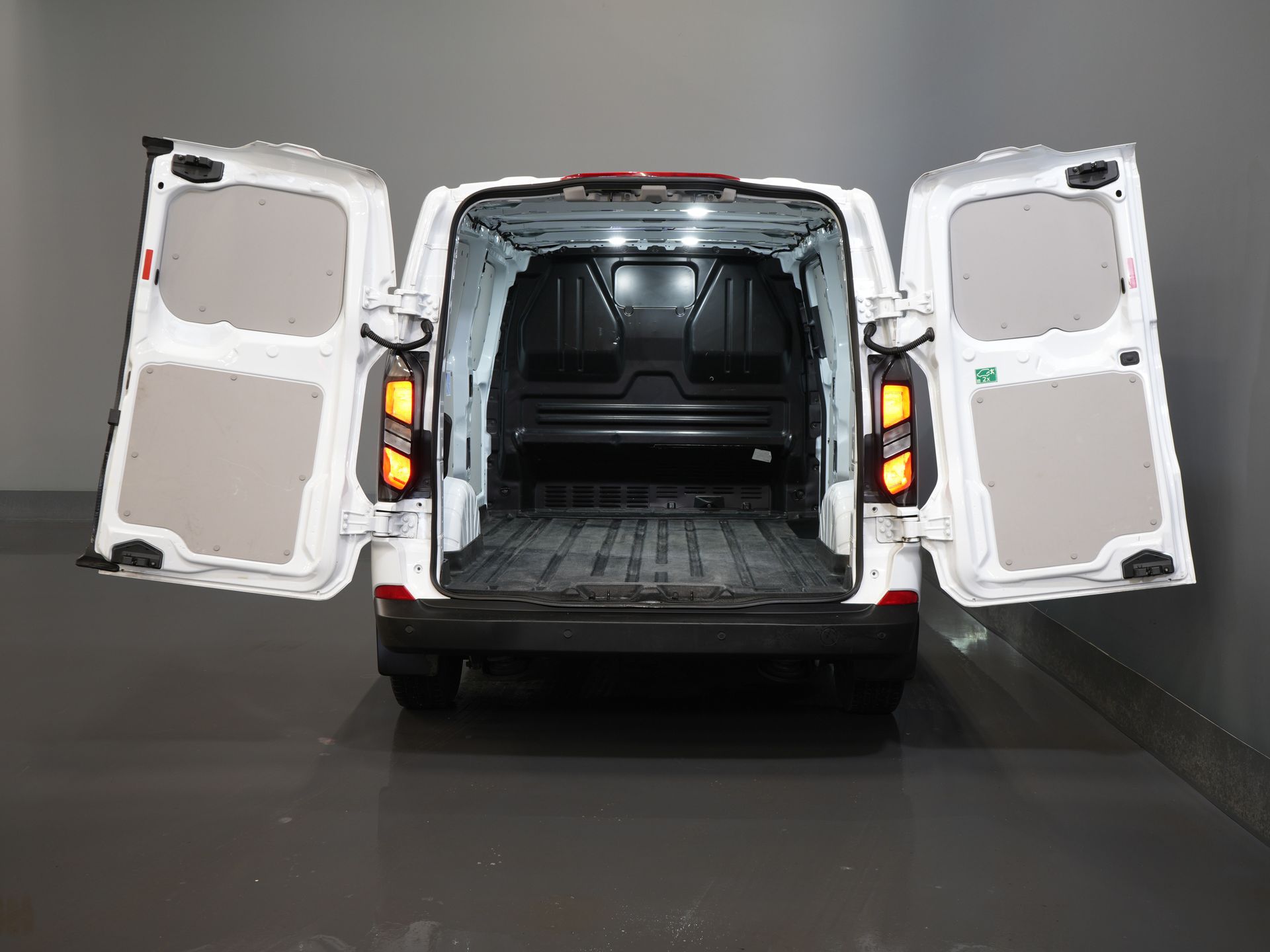 Ford Transit Custom Bestelbus 320 2.0 TDCI 135 pk L2 Trend 2.8t Trekverm./ Carplay/ Climate/ Cruise/ Camera/ PDC 4