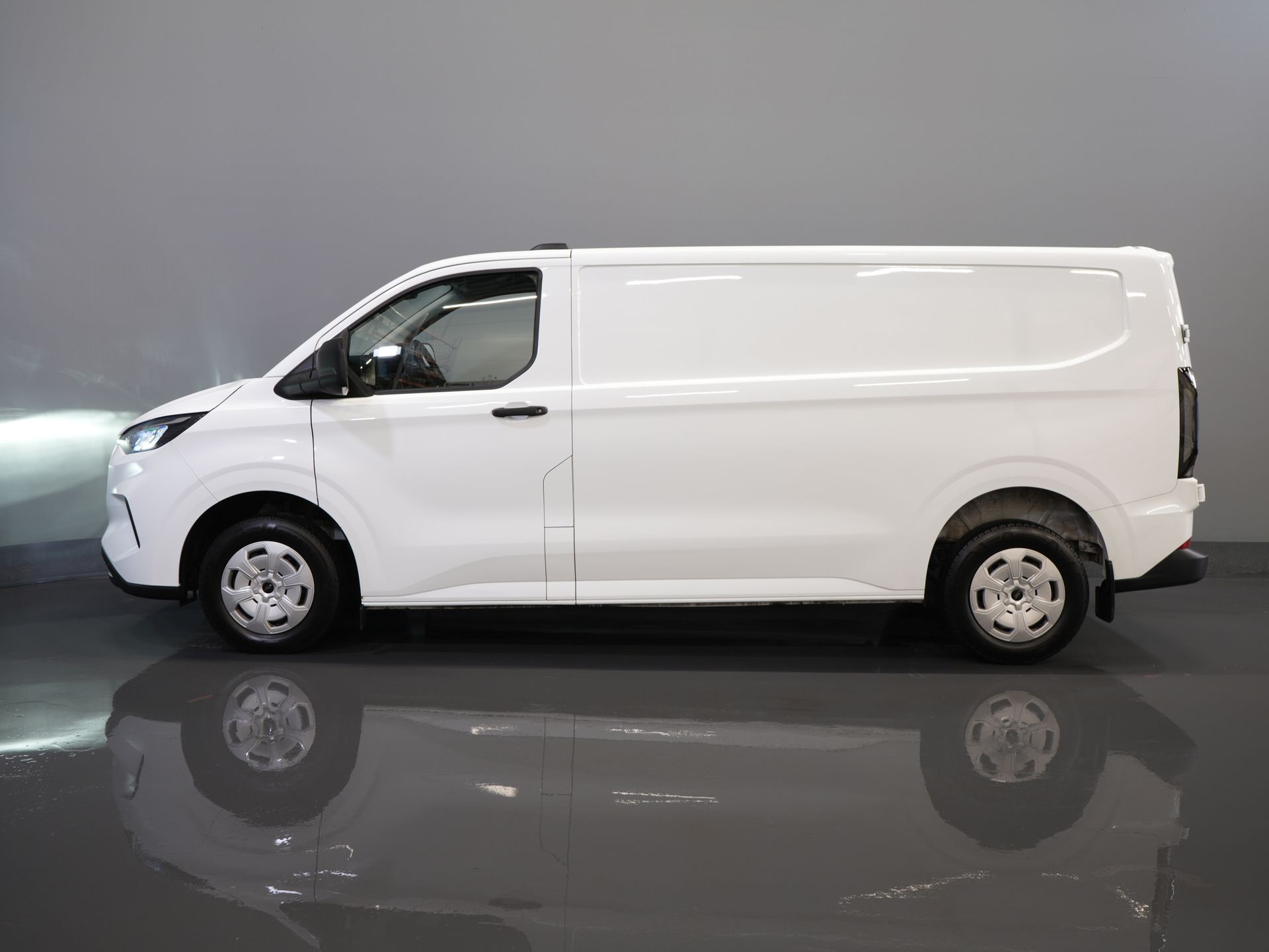 Ford Transit Custom Bestelbus 320 2.0 TDCI 135 pk L2 Trend 2.8t Trekverm./ Carplay/ Climate/ Cruise/ Camera/ PDC 9