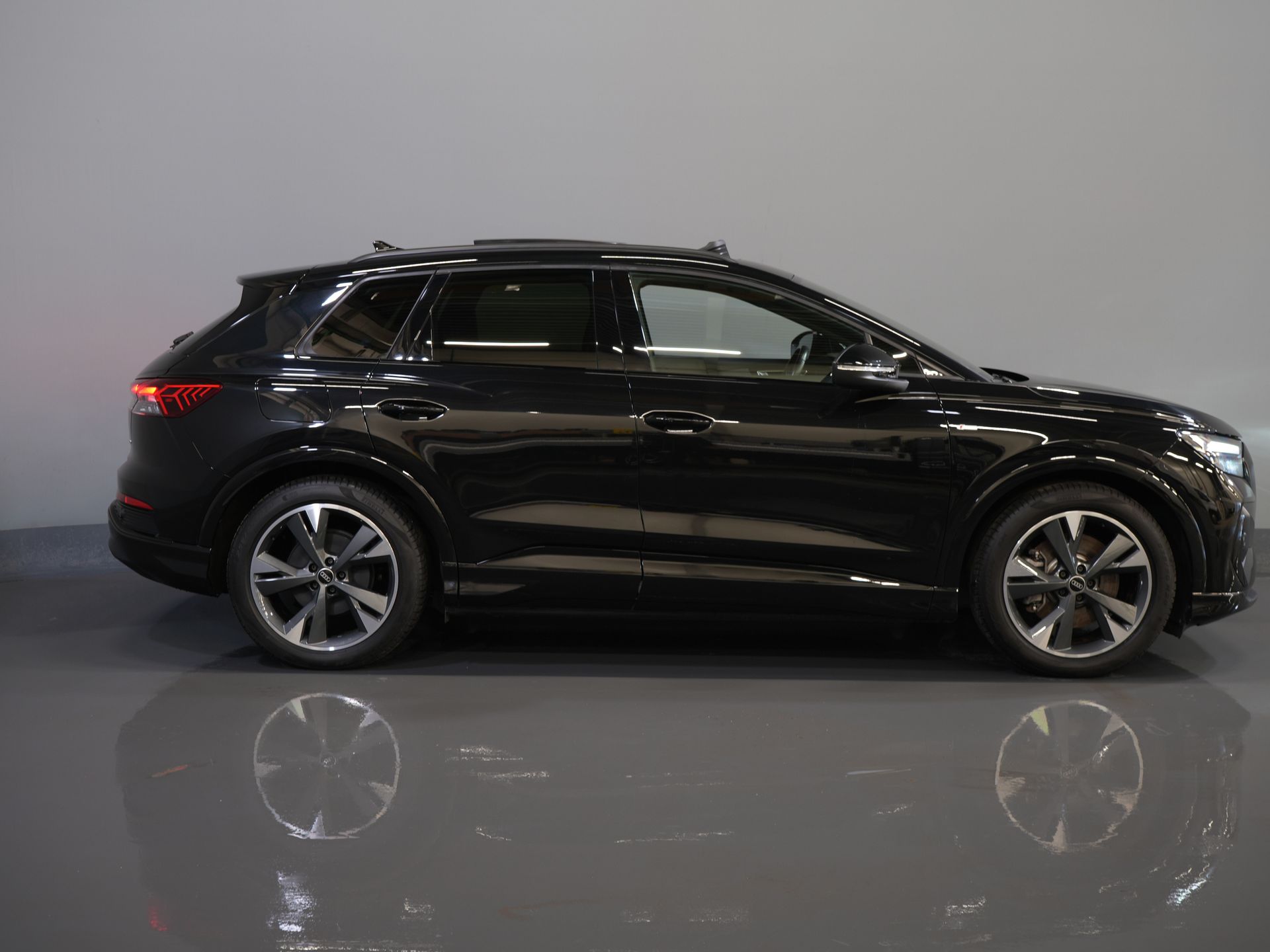 Audi Q4 e-tron SUV 40 77kWh 523 km WLTP S-Line/ Pano/ Keyless/ Virtual Cockpit/ Leder/ Stoelverw./ Elek.Klep/ 20