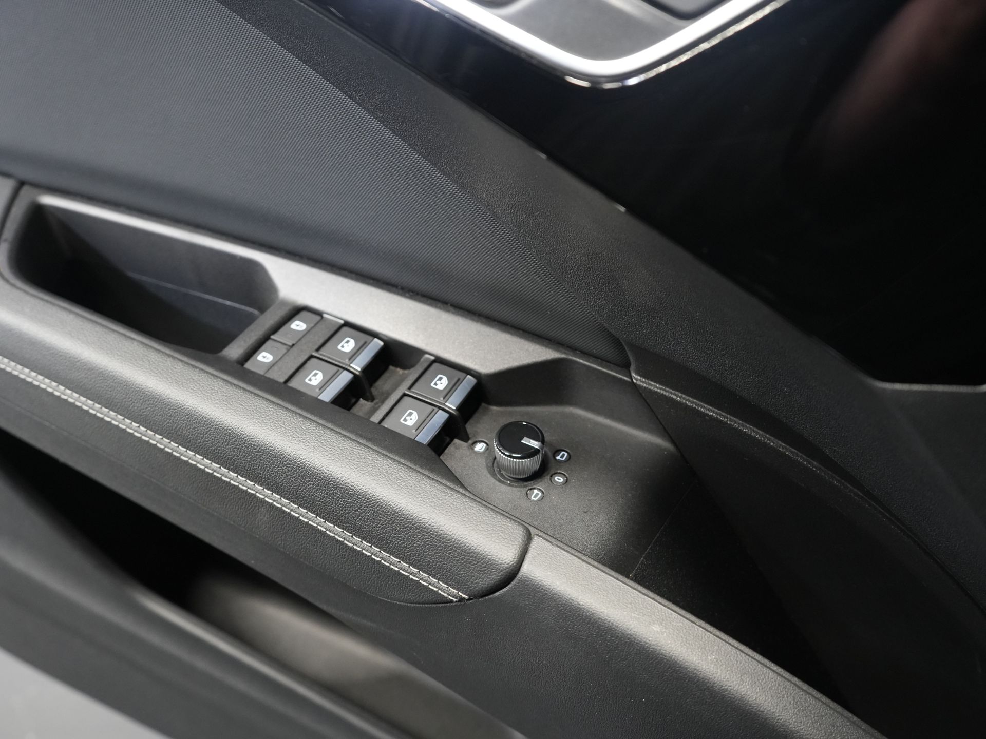 Audi Q4 e-tron SUV 40 77kWh 523 km WLTP S-Line/ Pano/ Keyless/ Virtual Cockpit/ Leder/ Stoelverw./ Elek.Klep/ 20