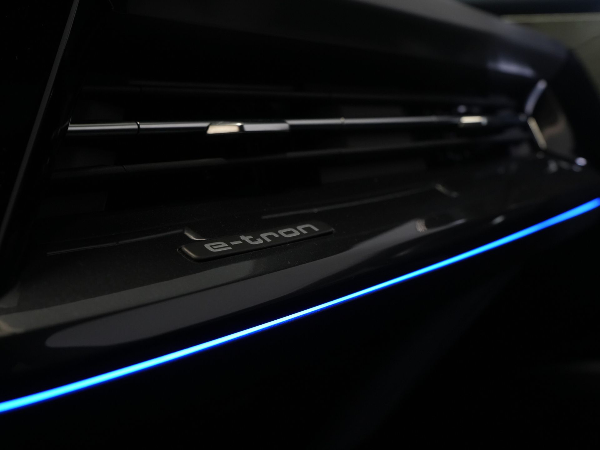 Audi Q4 e-tron SUV 40 77kWh 523 km WLTP S-Line/ Pano/ Keyless/ Virtual Cockpit/ Leder/ Stoelverw./ Elek.Klep/ 20