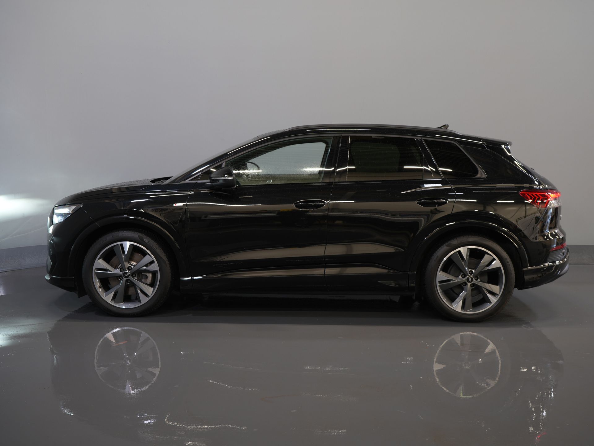 Audi Q4 e-tron SUV 40 77kWh 523 km WLTP S-Line/ Pano/ Keyless/ Virtual Cockpit/ Leder/ Stoelverw./ Elek.Klep/ 20