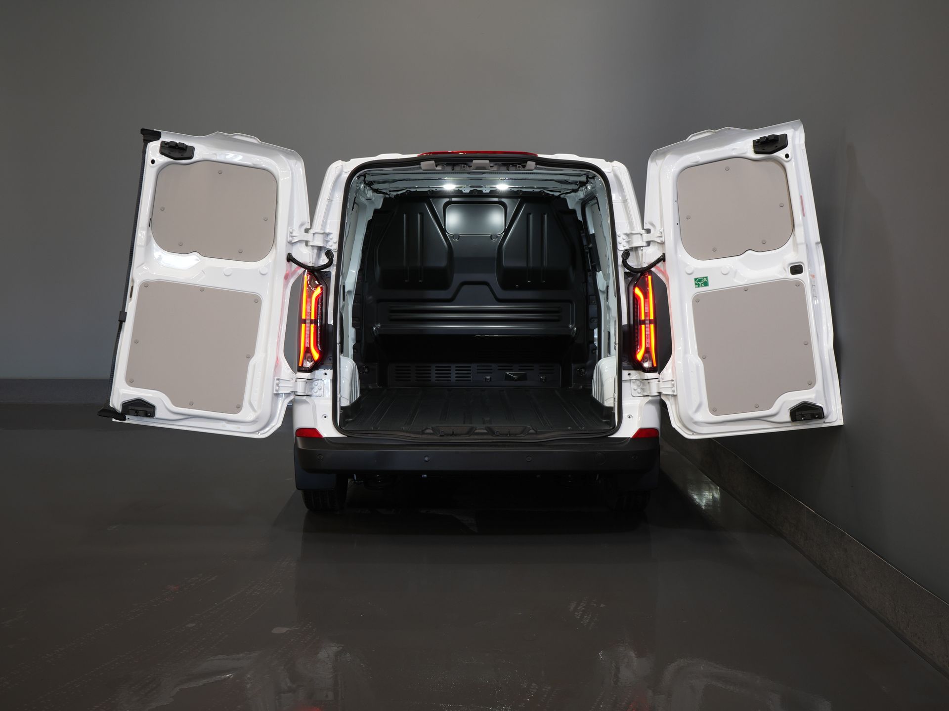 Ford E-Transit Custom Bestelbus Trend 65 kWh 330 km WLTP Garantie t/m 2029/ LED/ Standkachel/ Snellader/ 2.3t Trekverm./ Stuurverw./ Stoelverw./ Carplay/ Camera 4