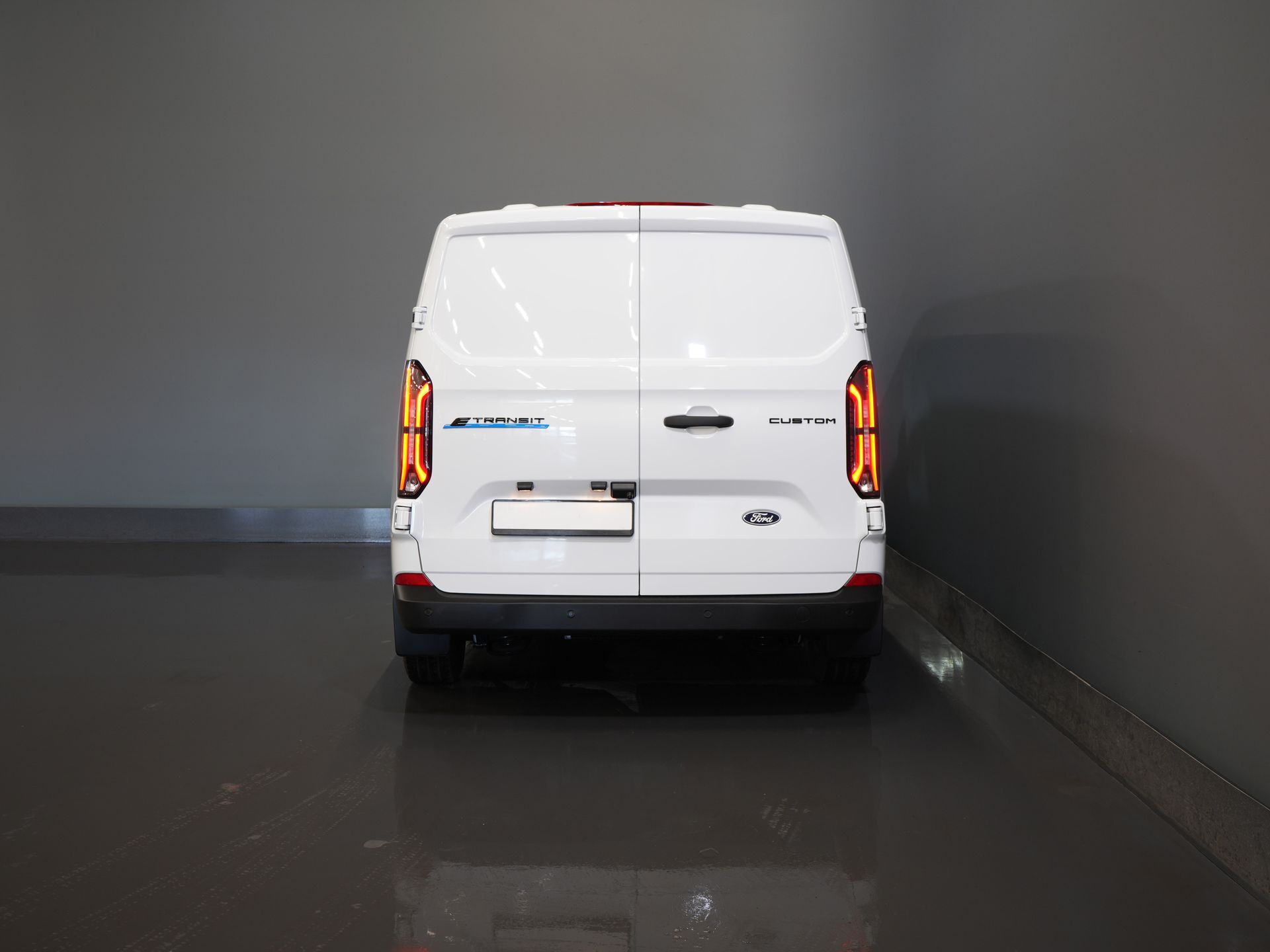 Ford E-Transit Custom Bestelbus Trend 65 kWh 330 km WLTP Garantie t/m 2029/ LED/ Standkachel/ Snellader/ 2.3t Trekverm./ Stuurverw./ Stoelverw./ Carplay/ Camera 5