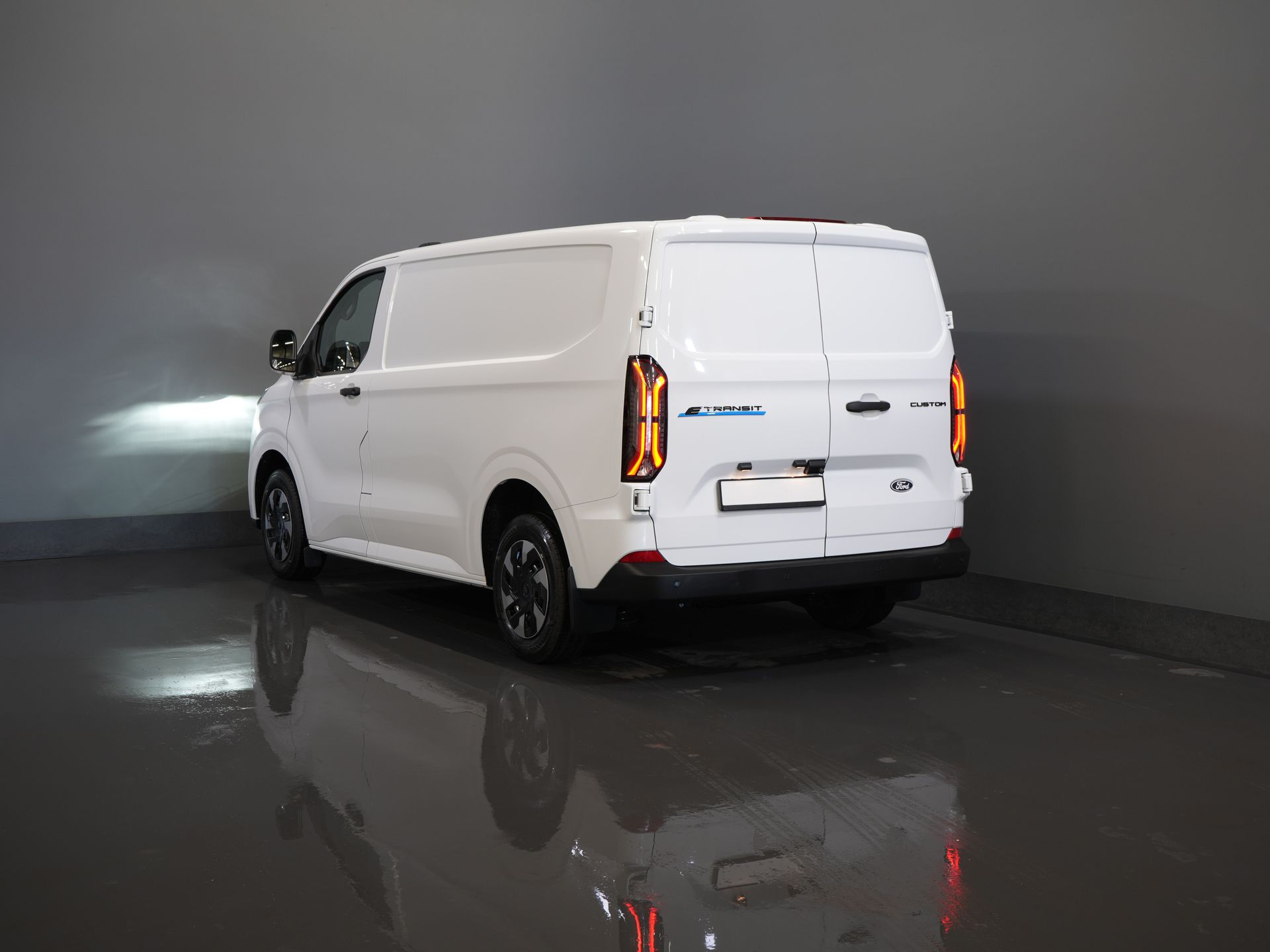 Ford E-Transit Custom Bestelbus Trend 65 kWh 330 km WLTP Garantie t/m 2029/ LED/ Standkachel/ Snellader/ 2.3t Trekverm./ Stuurverw./ Stoelverw./ Carplay/ Camera 1