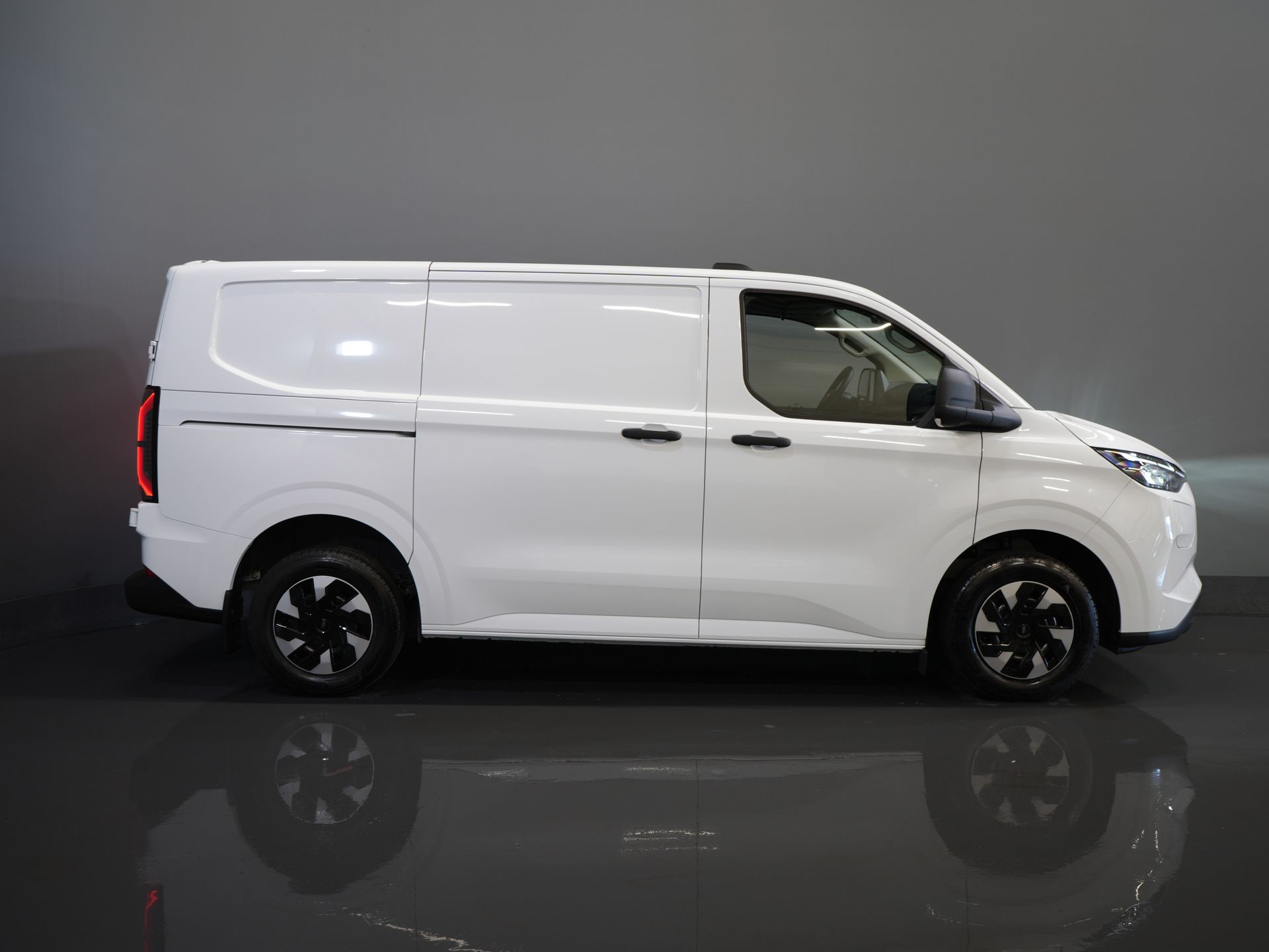 Ford E-Transit Custom Bestelbus Trend 65 kWh 330 km WLTP Garantie t/m 2029/ LED/ Standkachel/ Snellader/ 2.3t Trekverm./ Stuurverw./ Stoelverw./ Carplay/ Camera 10