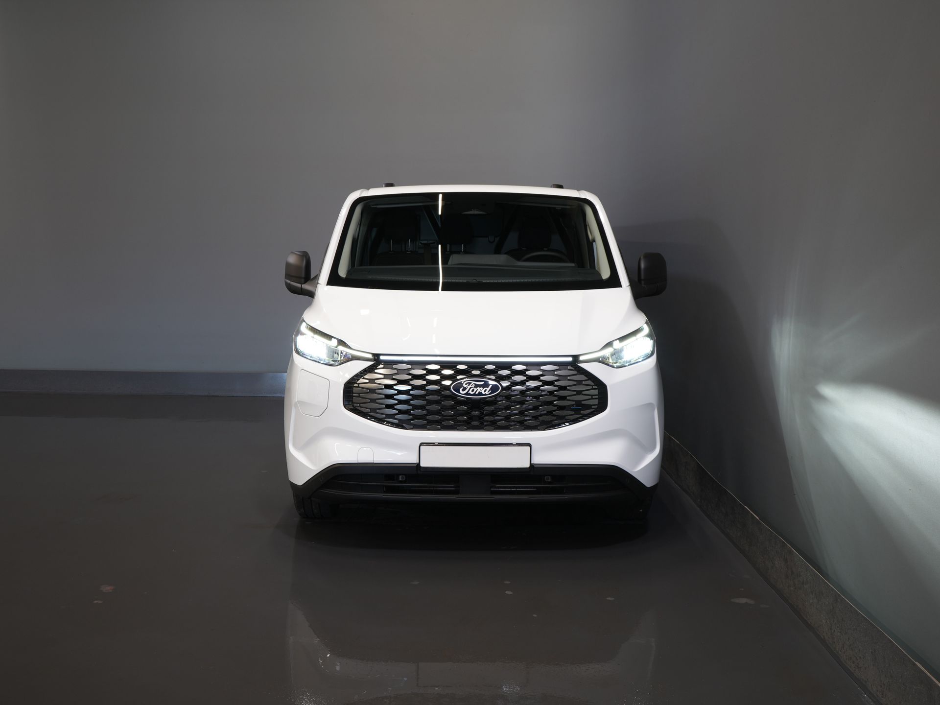 Ford E-Transit Custom Bestelbus Trend 65 kWh 330 km WLTP Garantie t/m 2029/ LED/ Standkachel/ Snellader/ 2.3t Trekverm./ Stuurverw./ Stoelverw./ Carplay/ Camera 6
