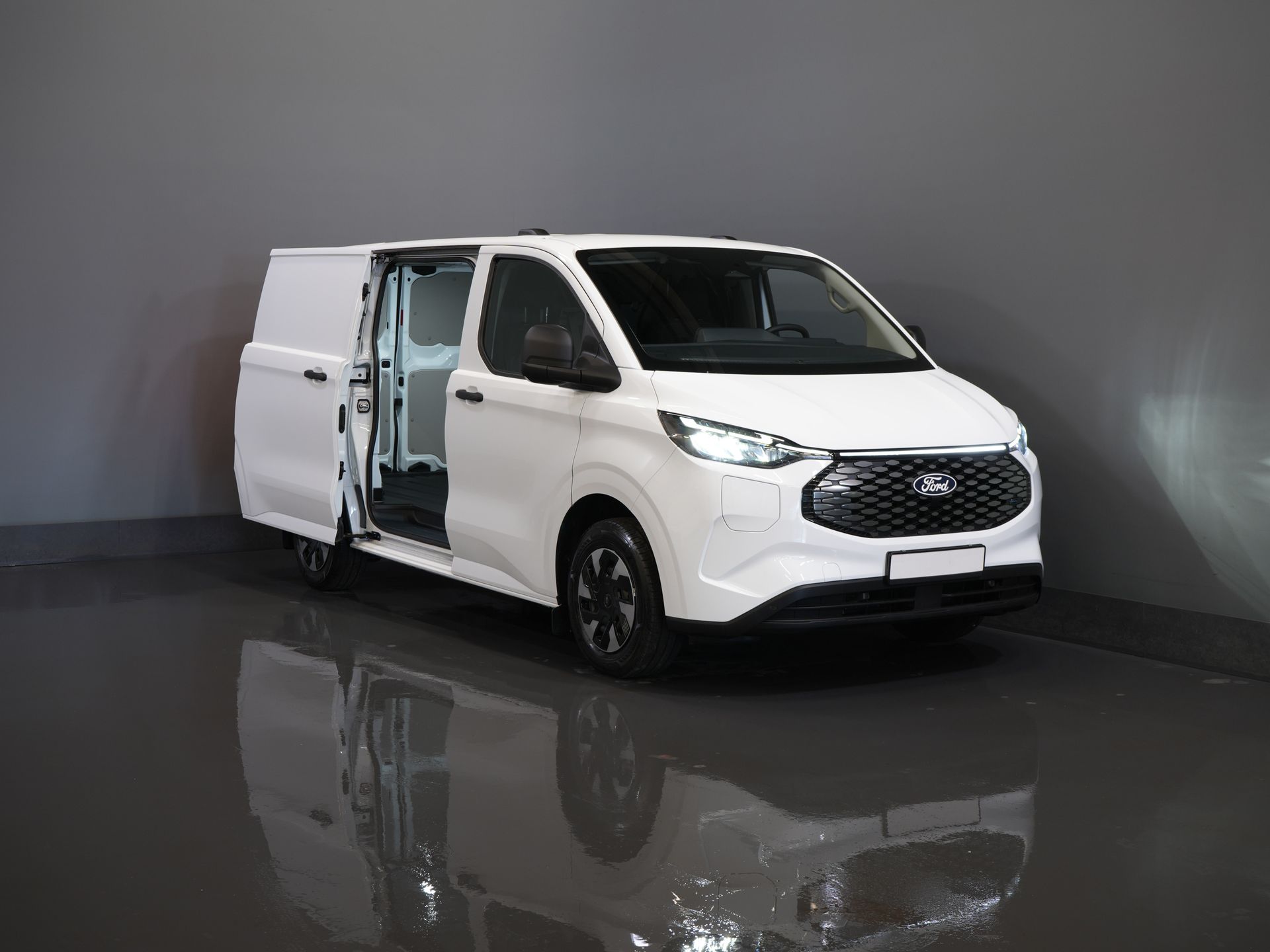 Ford E-Transit Custom Bestelbus Trend 65 kWh 330 km WLTP Garantie t/m 2029/ LED/ Standkachel/ Snellader/ 2.3t Trekverm./ Stuurverw./ Stoelverw./ Carplay/ Camera 8