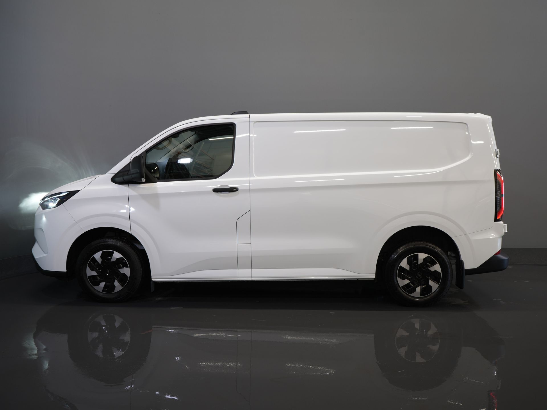 Ford E-Transit Custom Bestelbus Trend 65 kWh 330 km WLTP Garantie t/m 2029/ LED/ Standkachel/ Snellader/ 2.3t Trekverm./ Stuurverw./ Stoelverw./ Carplay/ Camera 9