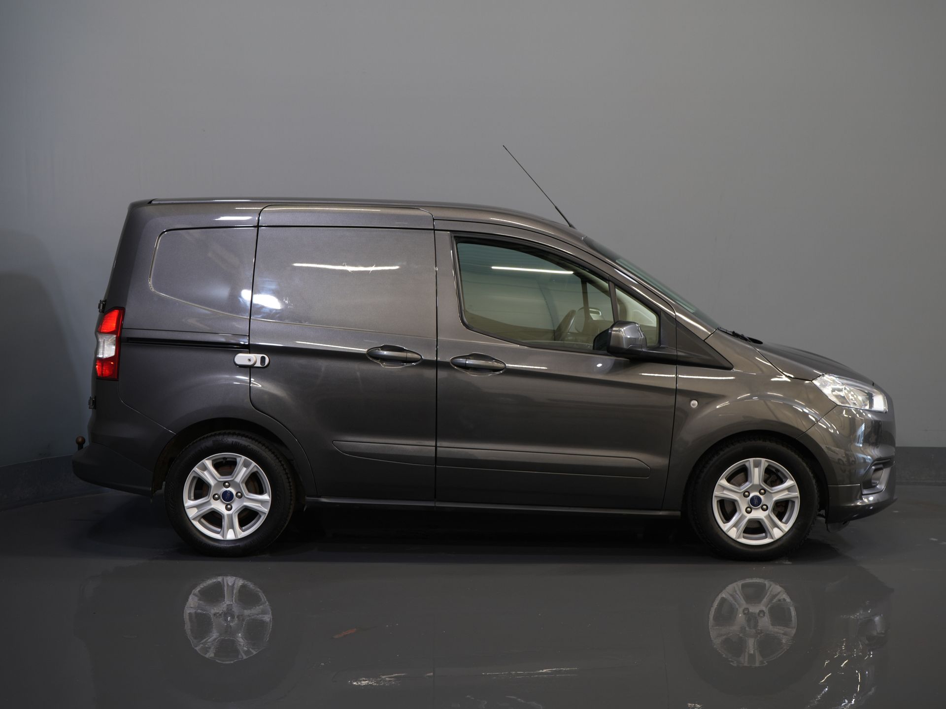 Ford Transit Courier Bestelbus 1.5 TDCI 100 pk Limited Stoelverw./ Voorruitverw./ Navi/ Carplay/ Camera/ Climate/ PDC/ LMV/ Cruise/ Trekhaak 10