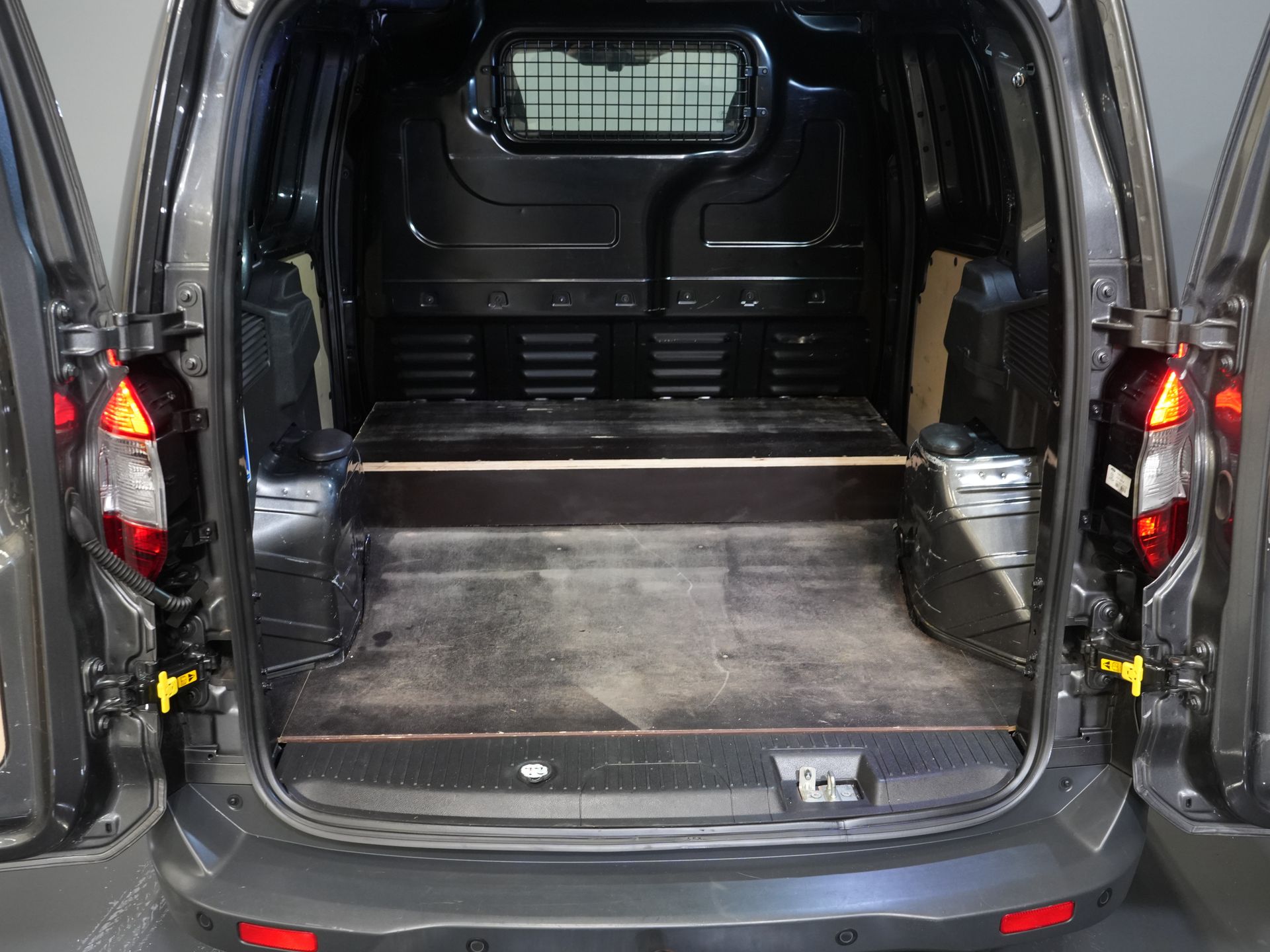 Ford Transit Courier Bestelbus 1.5 TDCI 100 pk Limited Stoelverw./ Voorruitverw./ Navi/ Carplay/ Camera/ Climate/ PDC/ LMV/ Cruise/ Trekhaak 14