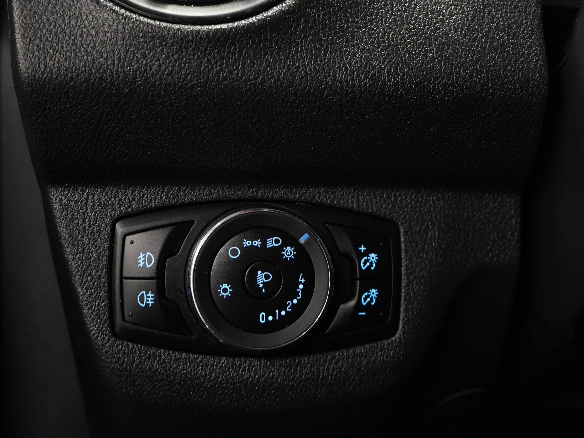 Ford Transit Courier Bestelbus 1.5 TDCI 100 pk Limited Stoelverw./ Voorruitverw./ Navi/ Carplay/ Camera/ Climate/ PDC/ LMV/ Cruise/ Trekhaak 18