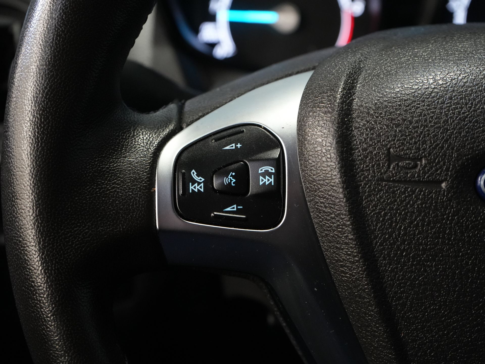 Ford Transit Courier Bestelbus 1.5 TDCI 100 pk Limited Stoelverw./ Voorruitverw./ Navi/ Carplay/ Camera/ Climate/ PDC/ LMV/ Cruise/ Trekhaak 19