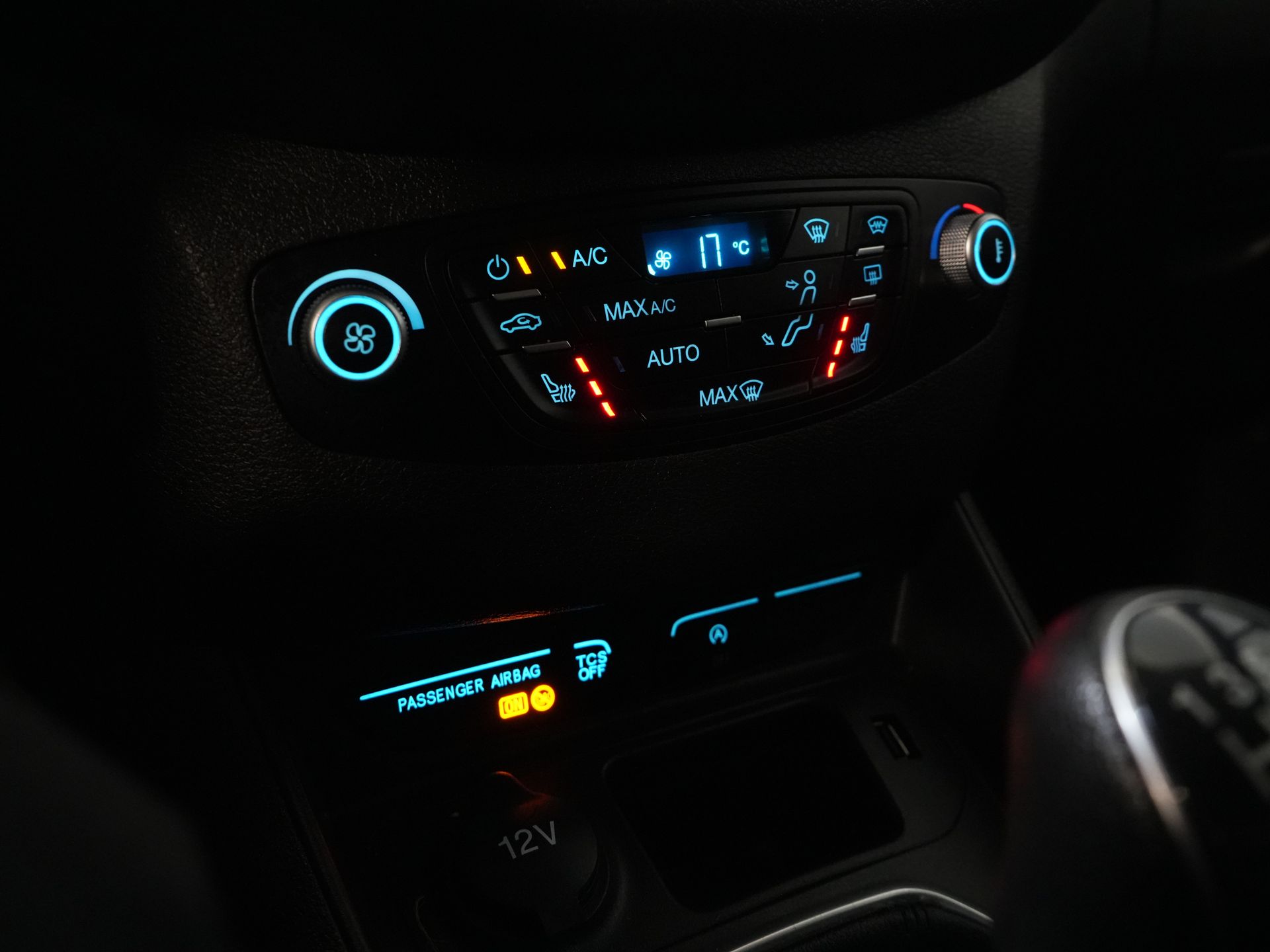 Ford Transit Courier Bestelbus 1.5 TDCI 100 pk Limited Stoelverw./ Voorruitverw./ Navi/ Carplay/ Camera/ Climate/ PDC/ LMV/ Cruise/ Trekhaak 22